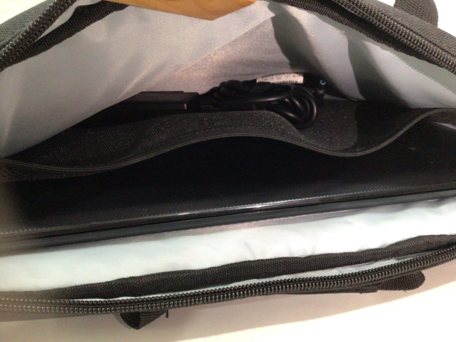 HP 15-af131dx Notebook AMD A6-5200 APU 4GB 500GB with Adapter & HP Soft Case