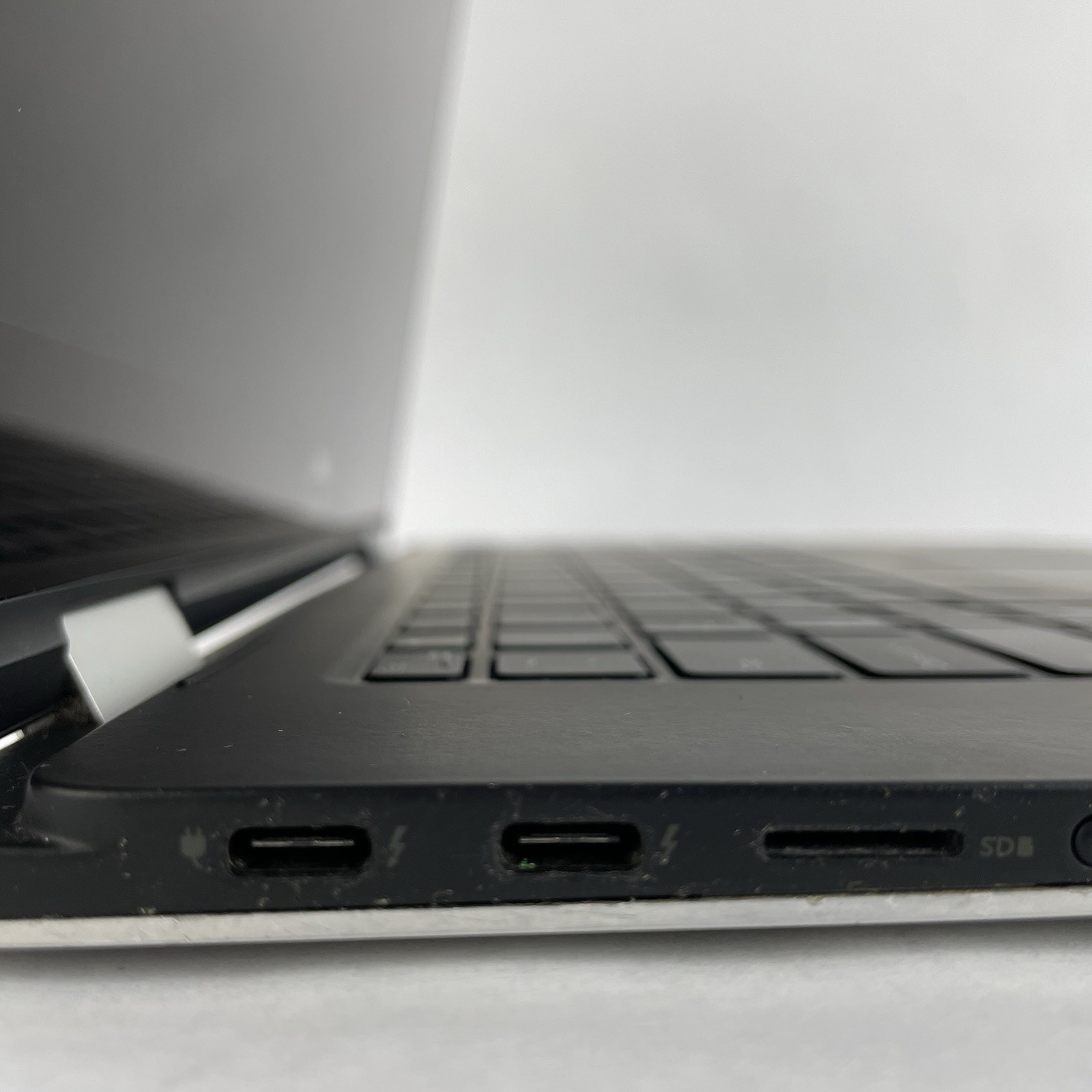 Dell XPS 15 9575 2-in-1 15.6″ i5-8305G 2.80 GHz 8 GB RAM No SSD/OS/AC/Battery
