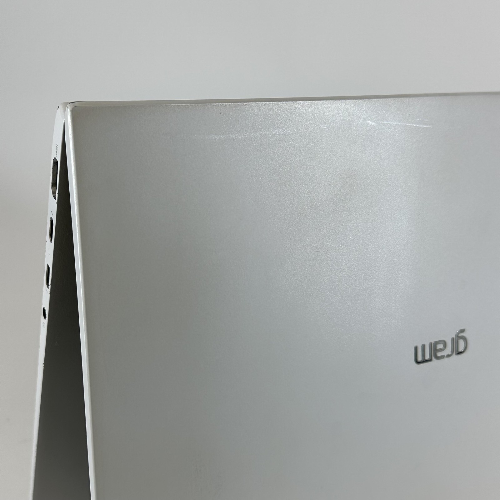 LG Gram 14 White FHD+ 1.7 GHz i5-1240P 8GB 512GB SSD Good