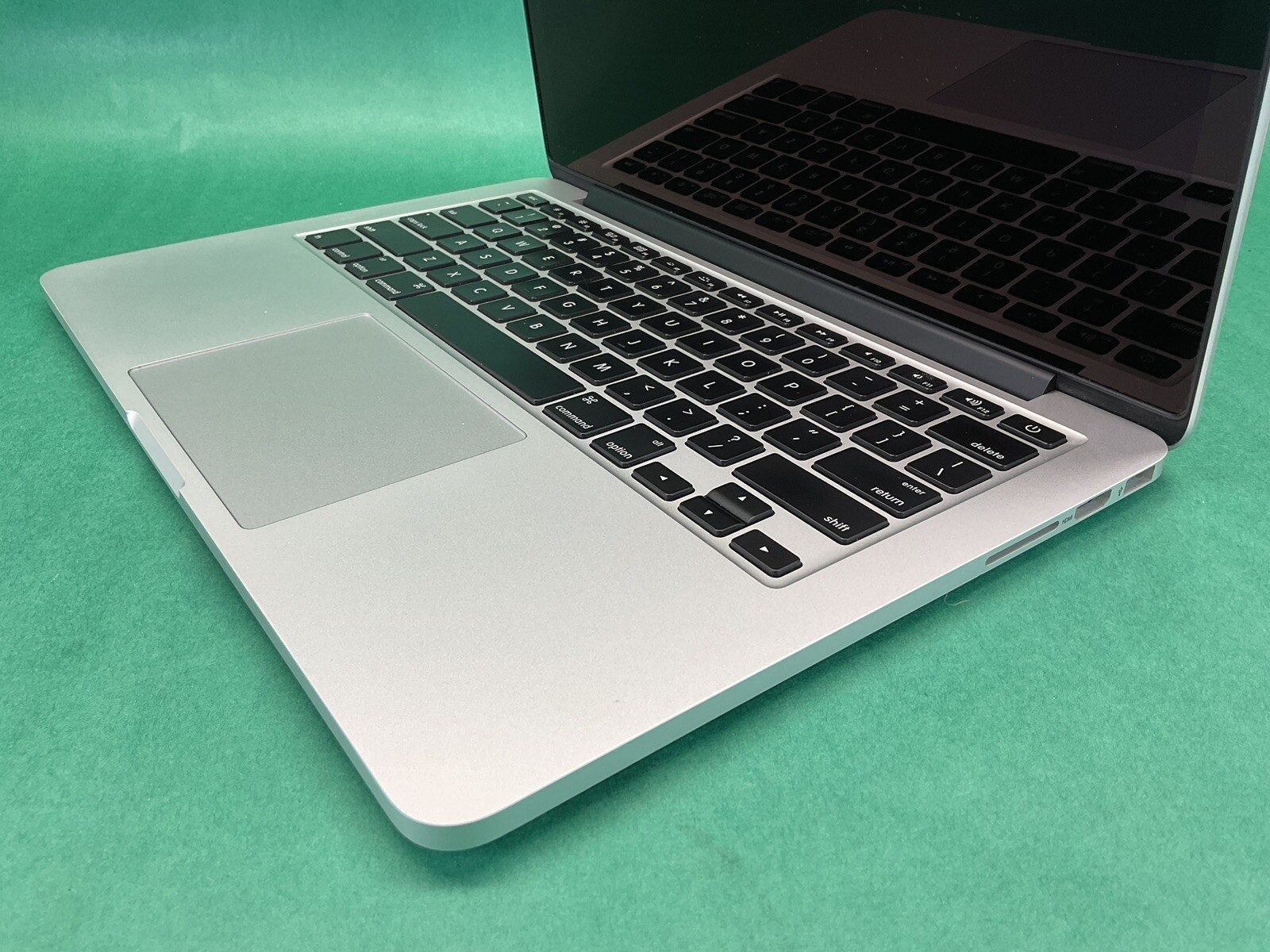 Apple MacBook Pro A1502 – 13” Laptop – POWERS ON – UNTESTED
