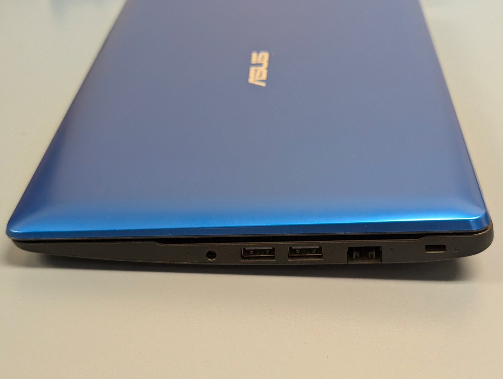 Asus Small Laptop Model X102B Notebook PC 2GB RAM, 320 HDD, Win 8.1, Bad Battery