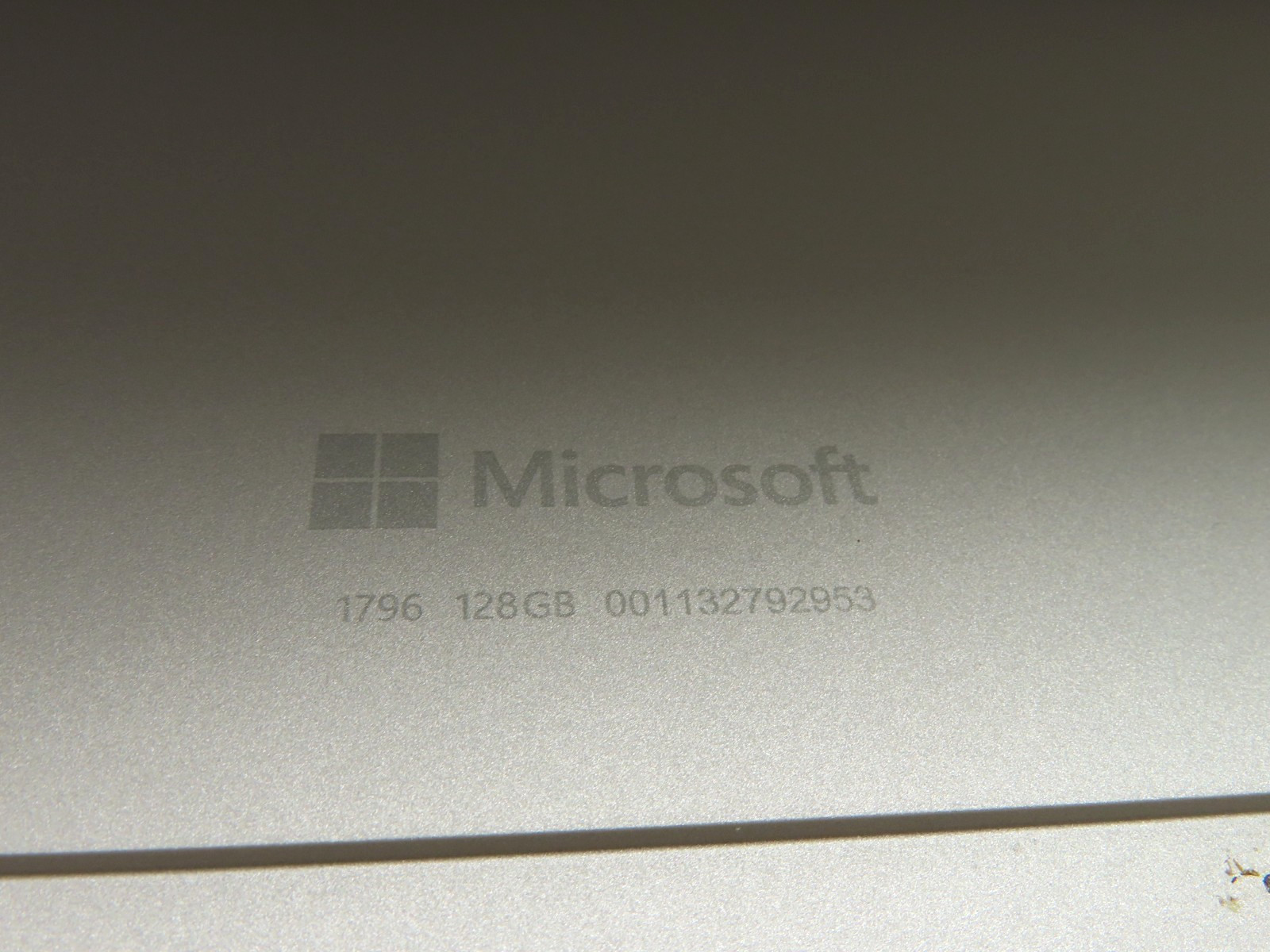 Microsoft Surface Pro 1796 12.3” m3-7Y30 1.0GHz 4GB RAM 128GB SSD