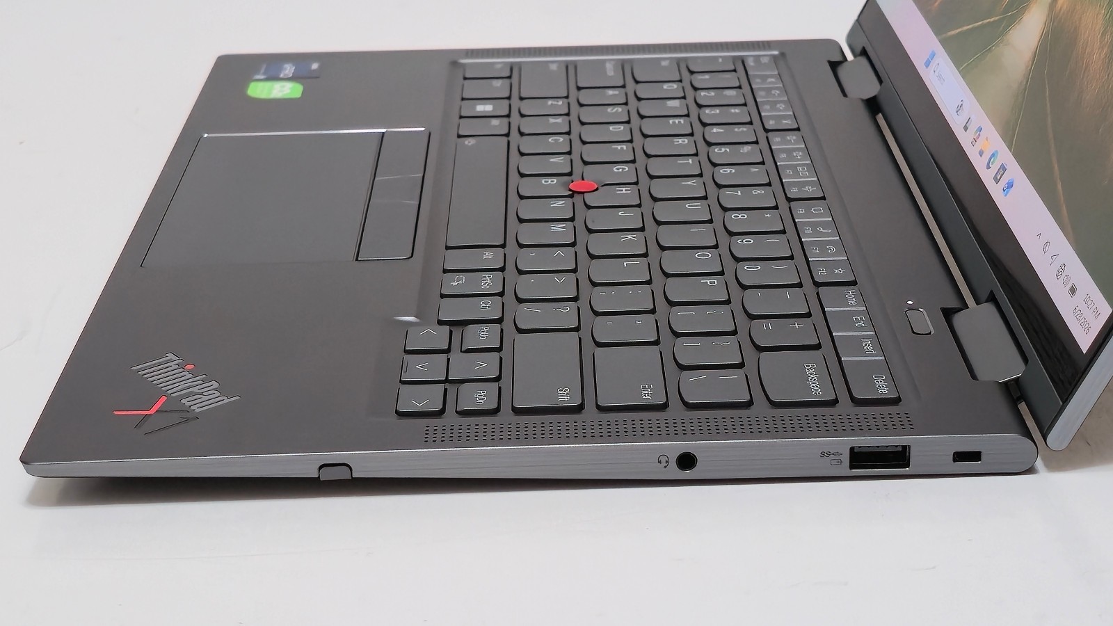Lenovo ThinkPad X1 Yoga Gen 8 (i7-1365U CPU, 32 GB RAM 1 TB SSD) 14″ UHD Touch