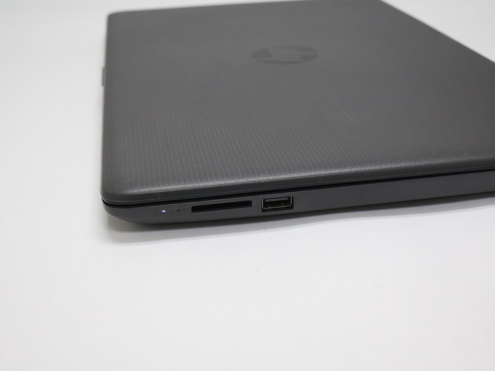 HP Notebook 255 G7 AMD A4-9125 Radeon R3 2.30GHz 4GB RAM 120GB SSD with Adapter