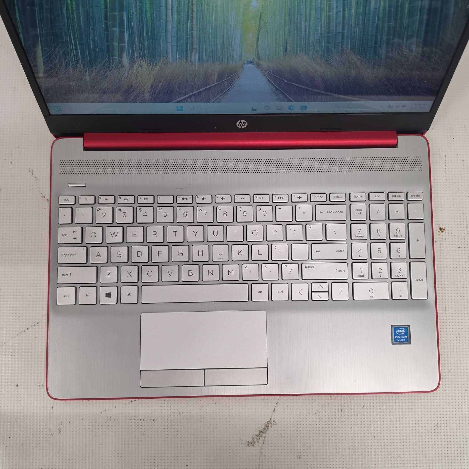 HP Laptop 15.6″ 15-DW0081WN Pentium Silver UHD 605 W11H 4GB 1.1GHz Red