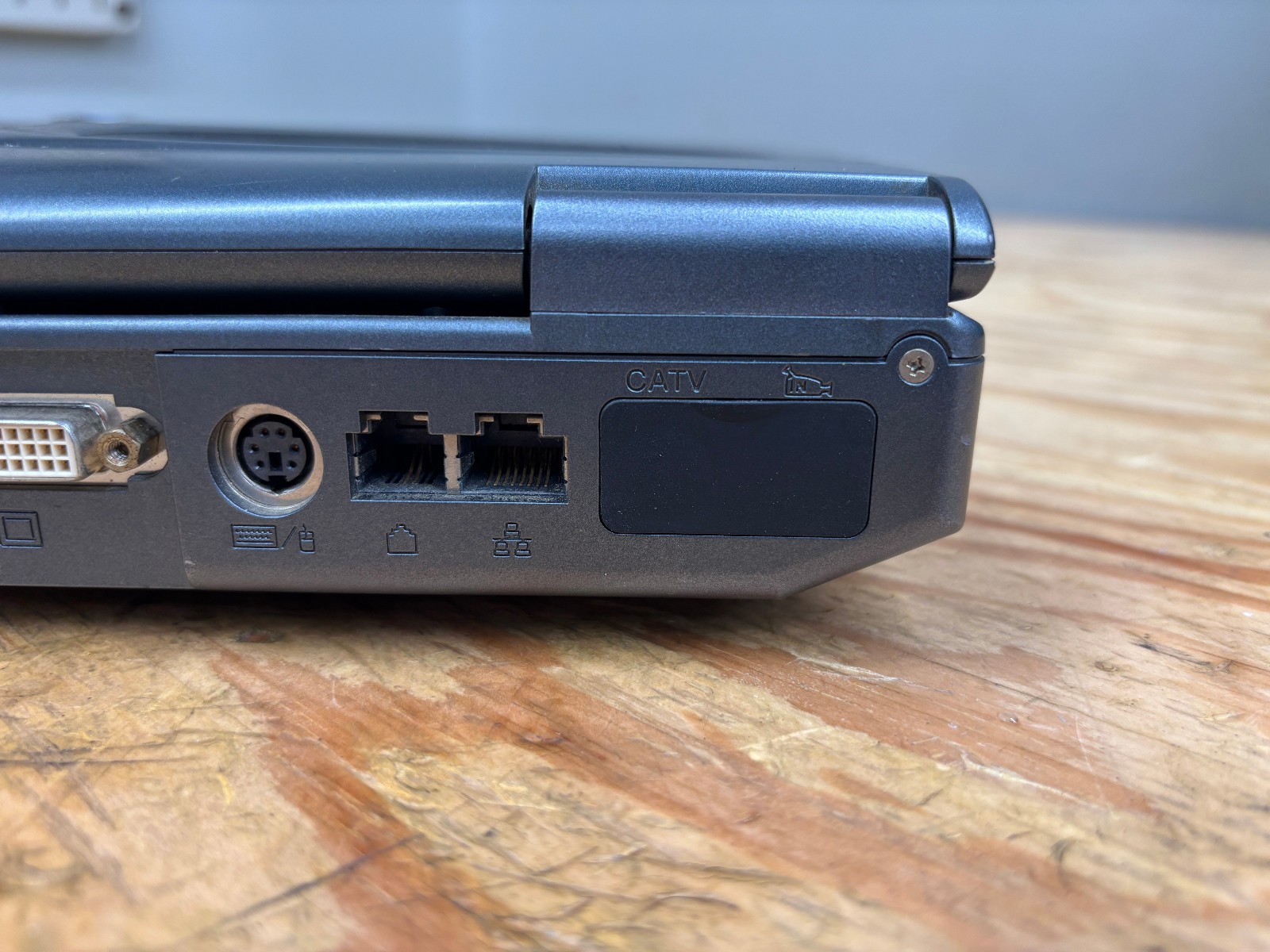 Alienware Area-51 m7700 Clevo D900T 17″ P4 3.4GHz Powers On No Display AS-IS