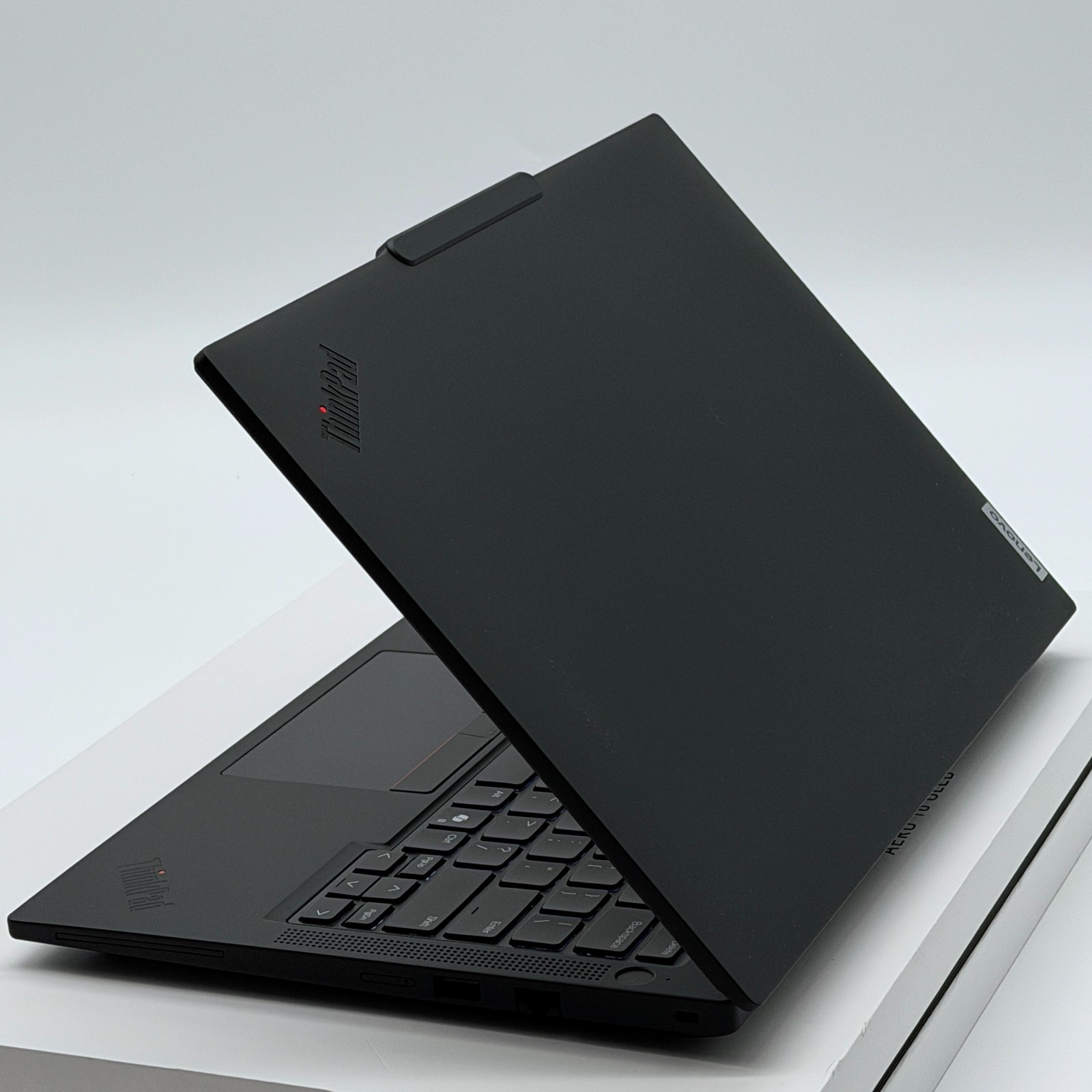 EXCELLENT ThinkPad P14s Gen 5 2.8K OLED Ryzen 7 8840HS – 64GB RAM – 1TB Win11Pro