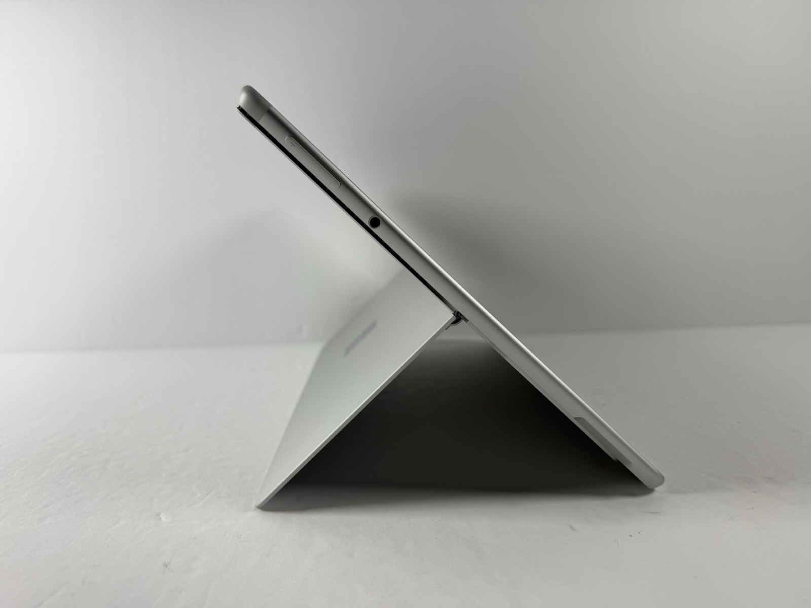 Microsoft Surface Pro 8 (1982) i5-1145G7 – 16GB RAM – 256GB 120Hz – Win 11 Pro