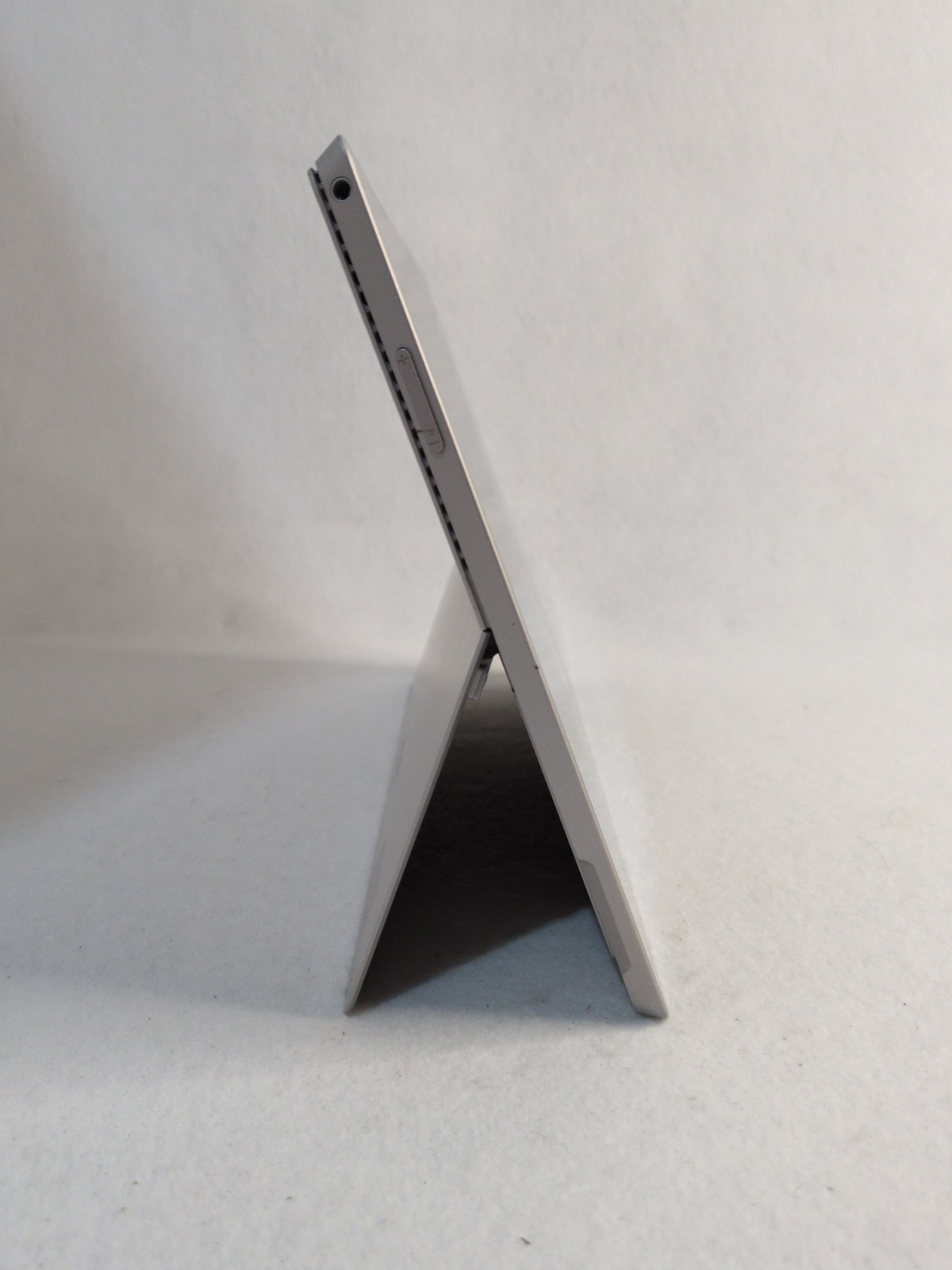 Microsoft Surface Pro 3 Model 1631 | 12″ | 256GB SSD | 8GB RAM | Windows 11