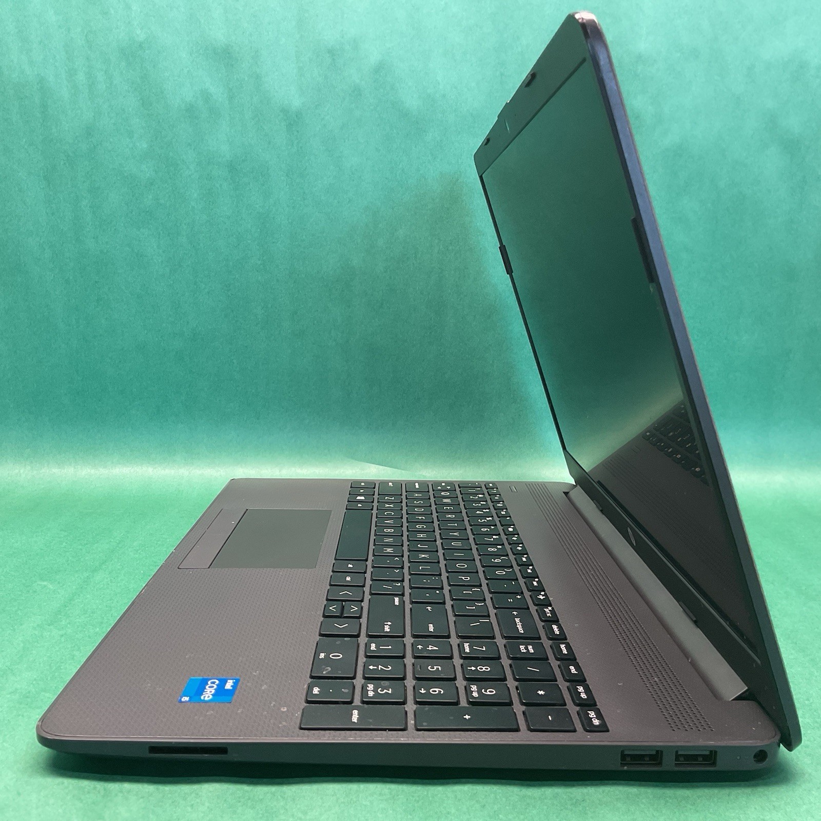 HP NoteBook 250 G8 Core i5-1135G7 – Powers On – NO HARD DRIVE- Untested