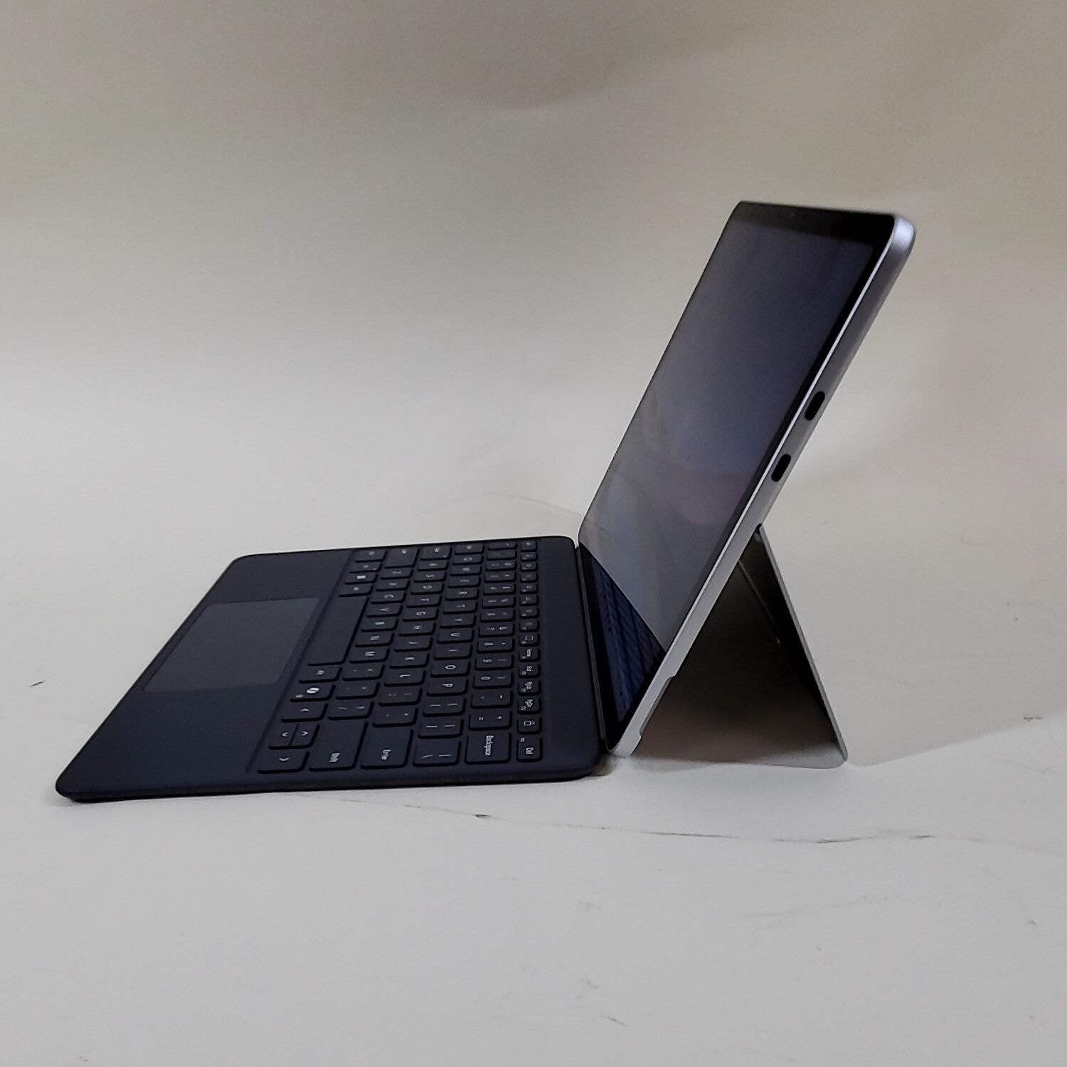 Microsoft Surface Pro 2109 12″ Snapdragon X Plus 3.3GHz 16GB RAM 256GB SSD
