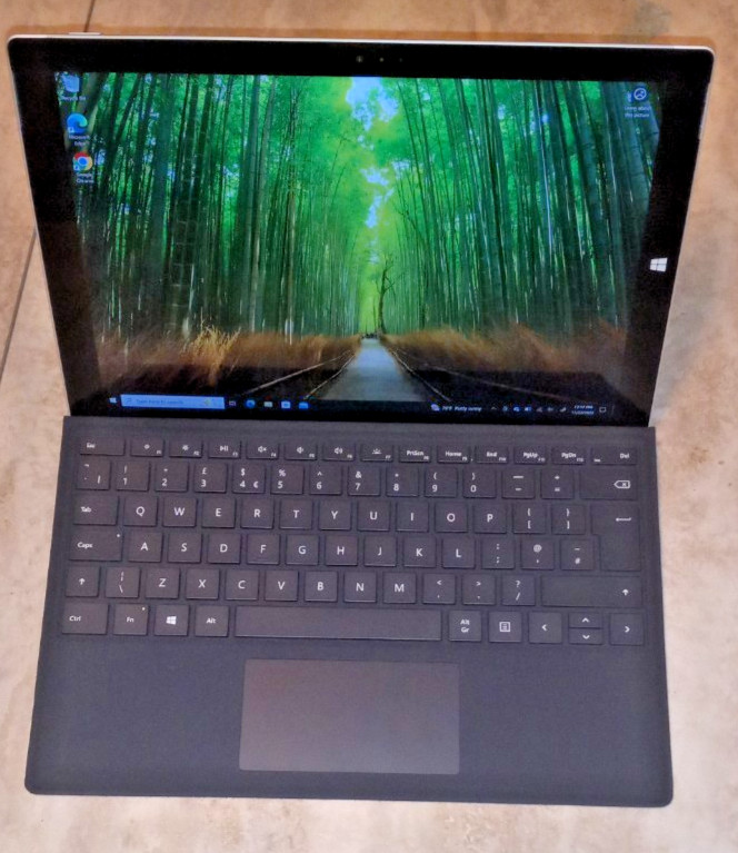 Microsoft Surface Pro 3 with detachable keyboard Intel i5 8GB Ram 256GB SSD
