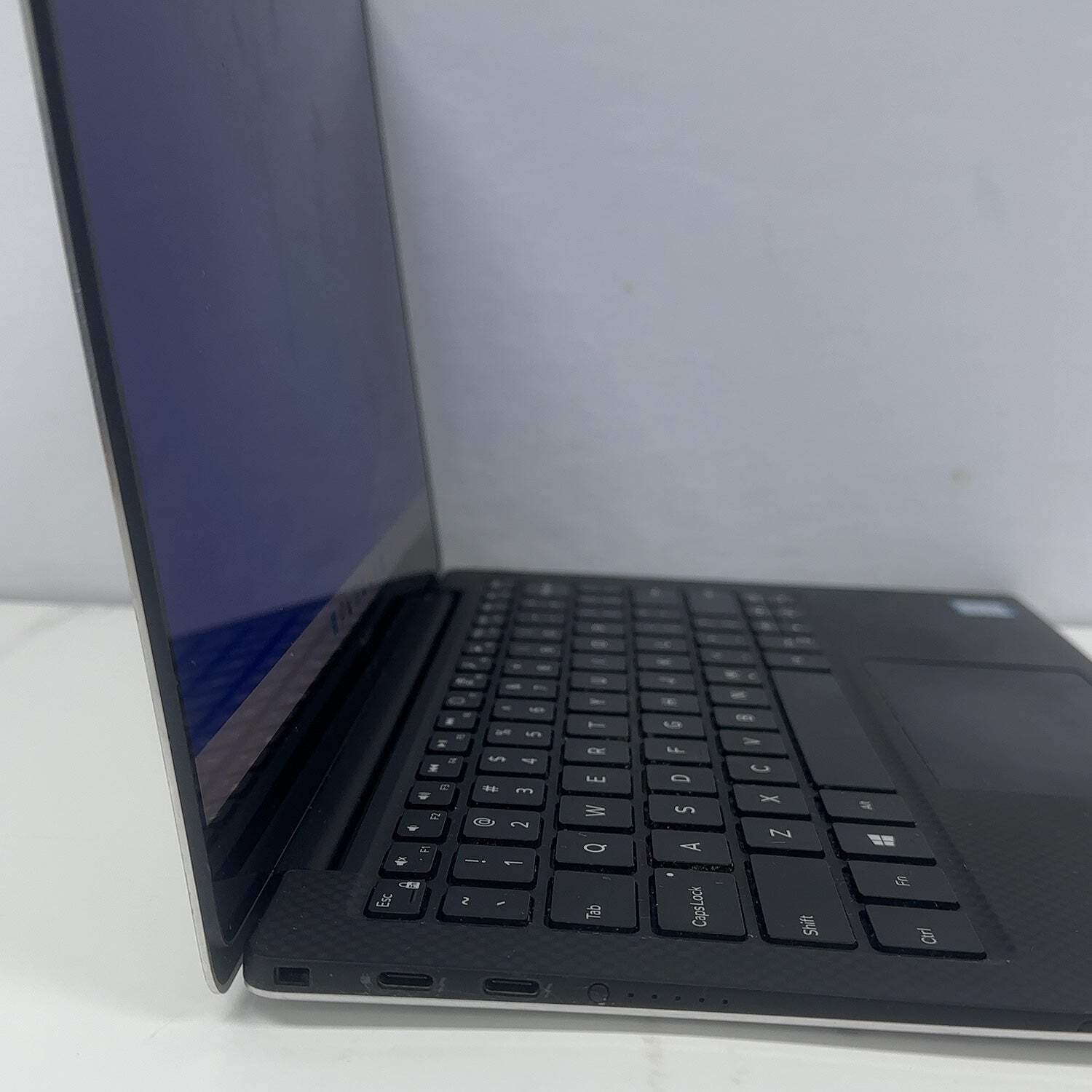 Dell XPS 9370 13.3″ i7-8550U 1.8GHz 16GB RAM 512GB SSD