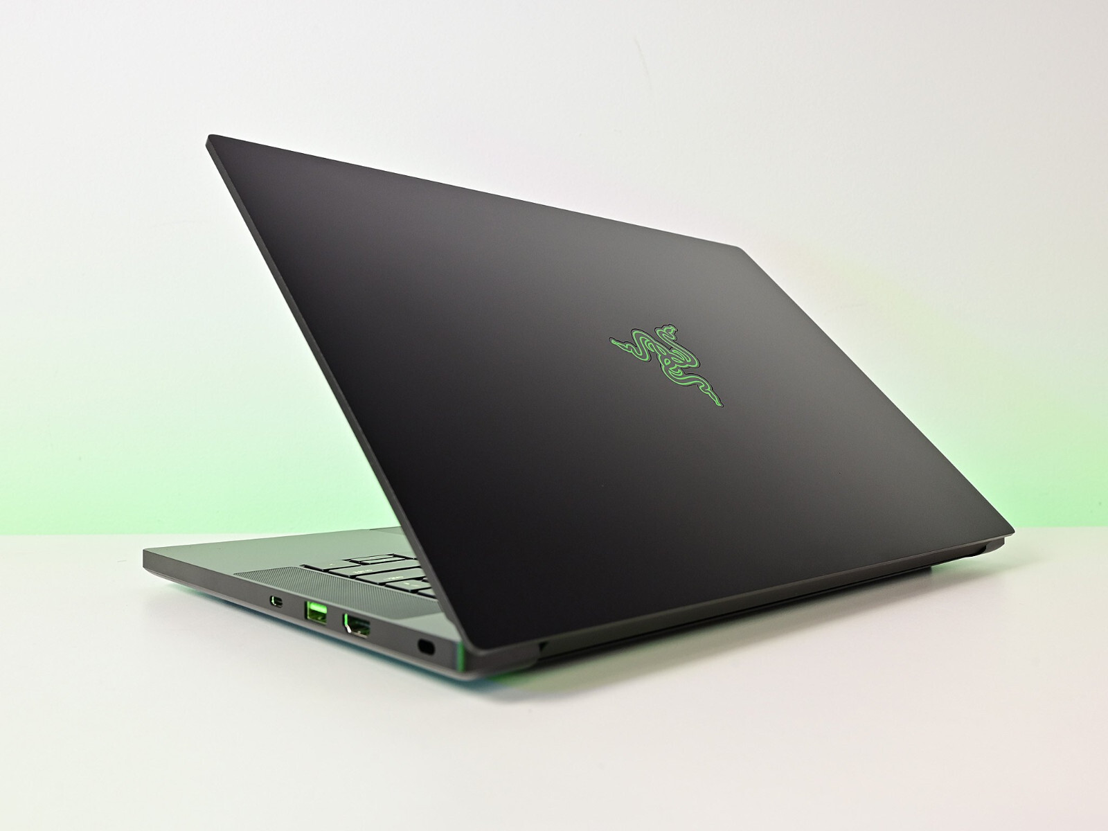 Razer Blade 14″ (1TB SSD, AMD Ryzen 9 6000 Series, 4.90 GHz, 16GB, GeForce…
