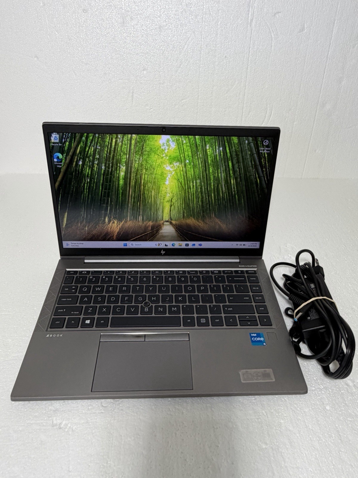 HP ZBook Firefly 14 G8 14″ Core i5-1135G7 256GB 16GB Win 11 Pro W/ AC adapter