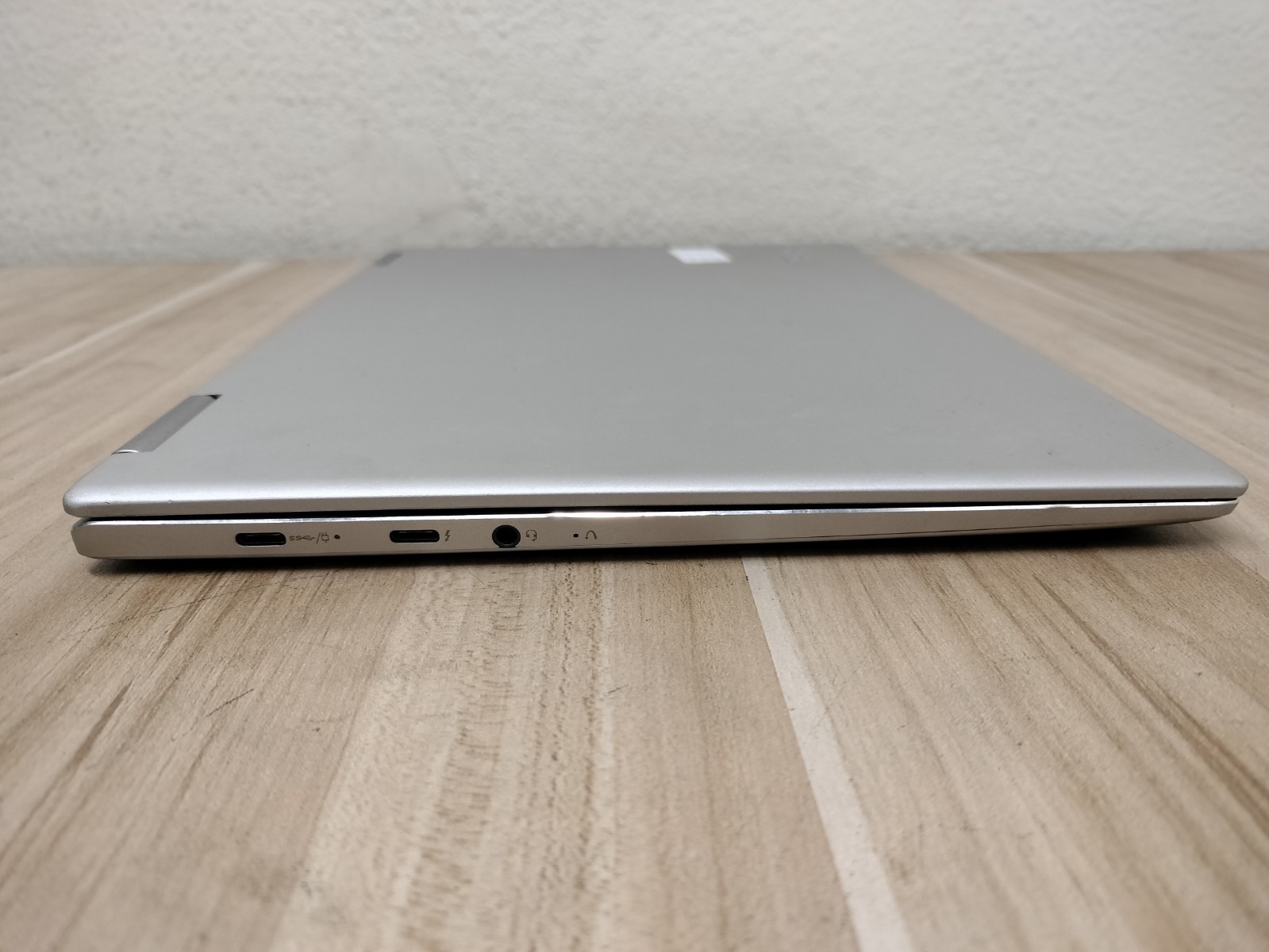Lenovo Yoga 720-13IKB 13.3″ i5-7200U 2.5GHz 8GB RAM | NO SSD/HD/OS