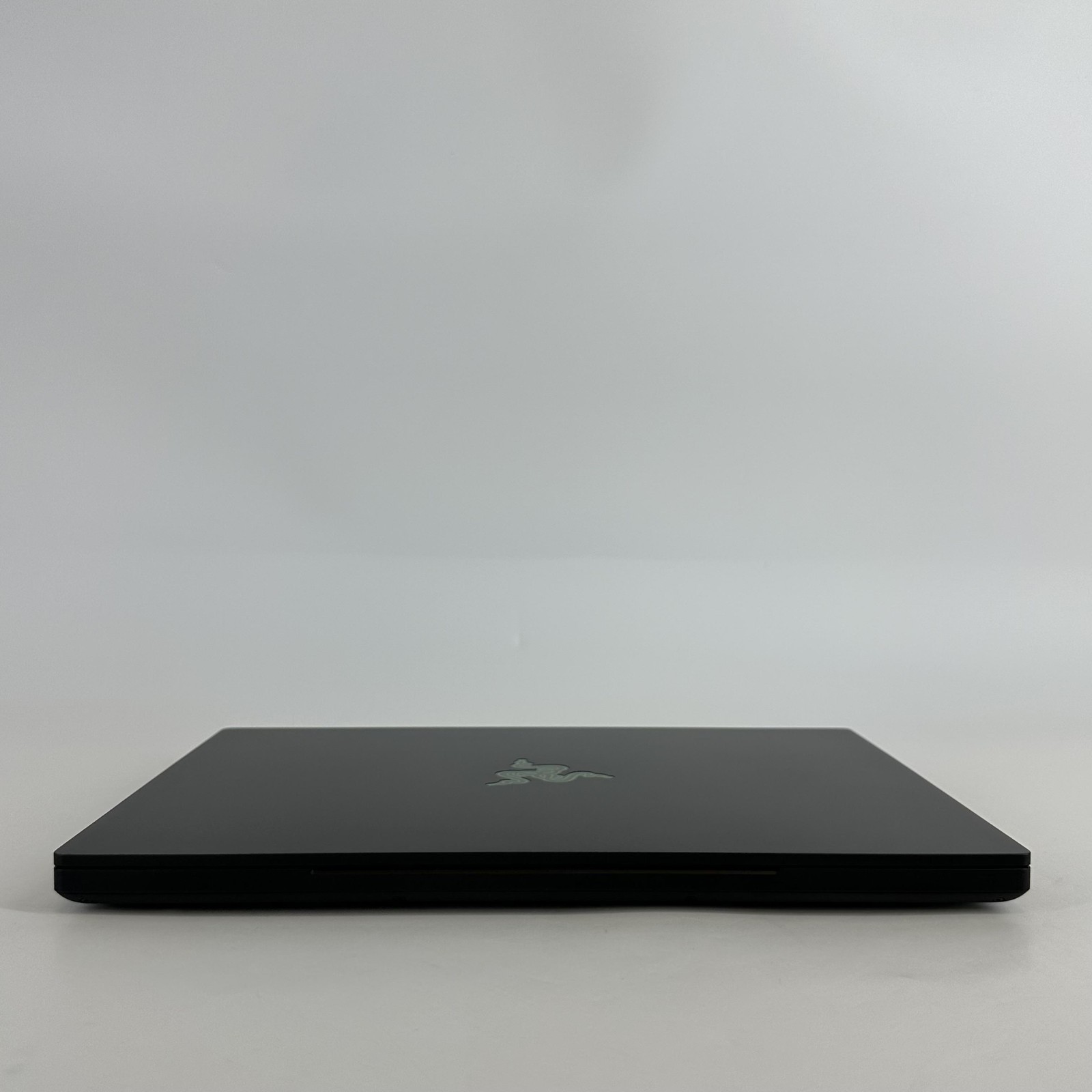 Razer Blade 14 240Hz QHD+ 4.0 GHz Ryzen 9 8945HS 32GB 1TB SSD NVIDIA RTX 4070