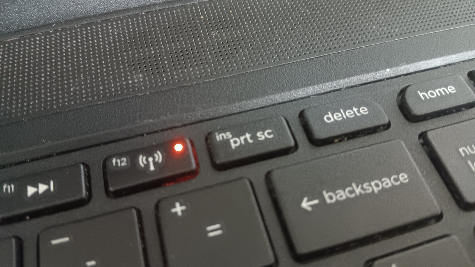 HP 15-F004dx Laptop AMD E1-2100 @ 1.0 GHz 15.6″ LCD screen, 500 GB HD For Parts