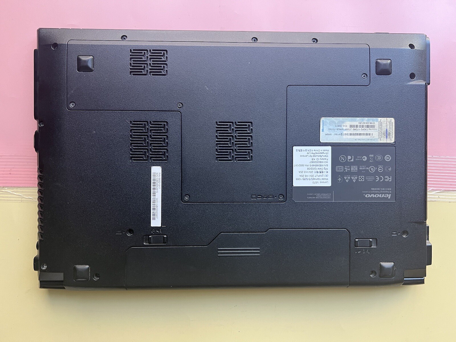 Lenovo V570 15.6″ Intel Core i5-2450M 2.50GHz 8GB RAM 180GB SSD WEBCAM
