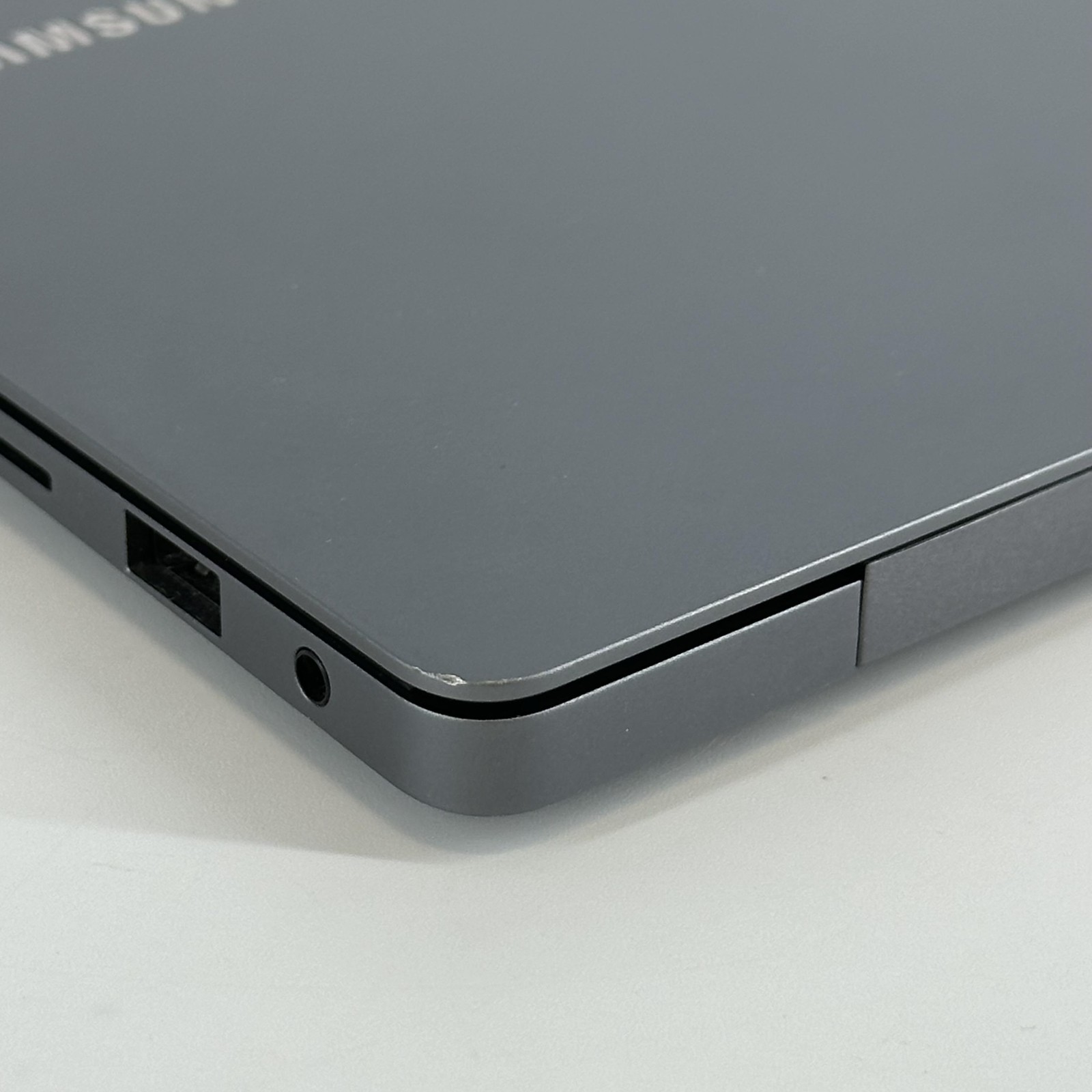 Samsung Galaxy Book5 Pro 14 QHD+ TOUCH Ultra 7 256V 16GB 512GB CRACKED SCREEN