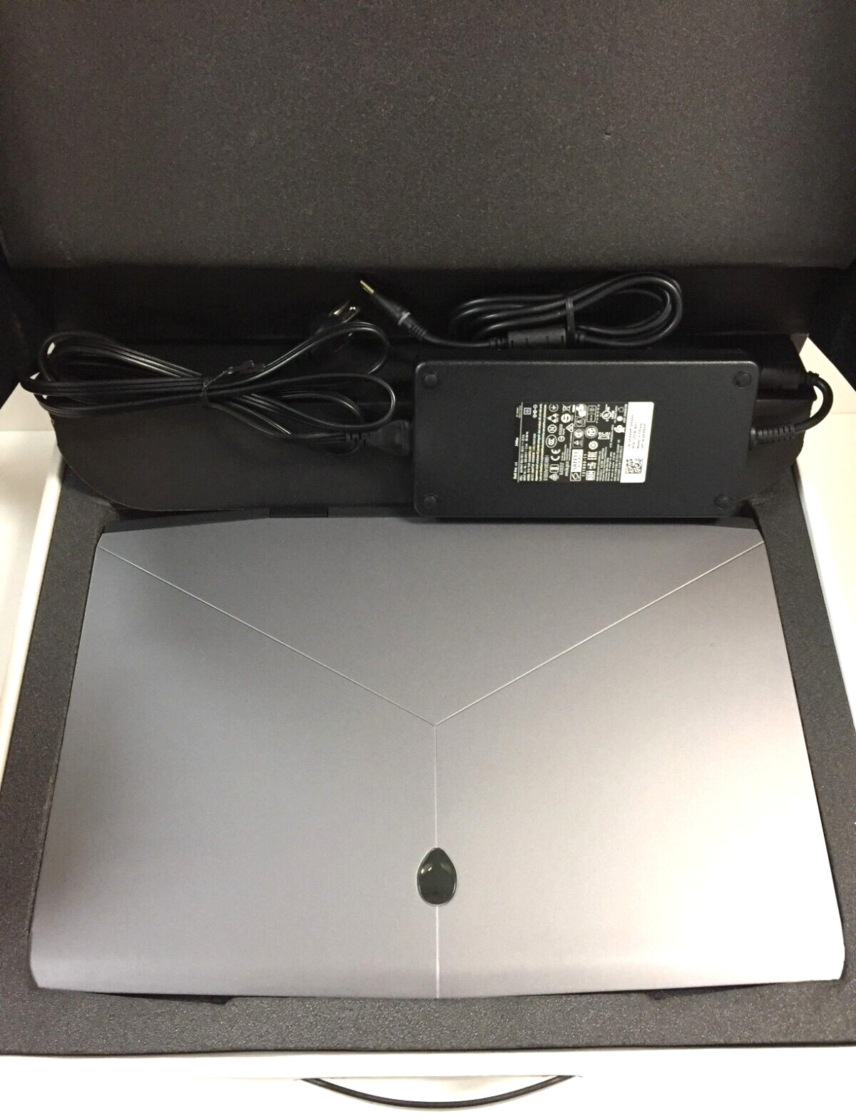 Alienware m17 17.3″ FHD Gaming Laptop/Intel i7-8750H/16GB/1TB HDD+256GB SSD/W10H