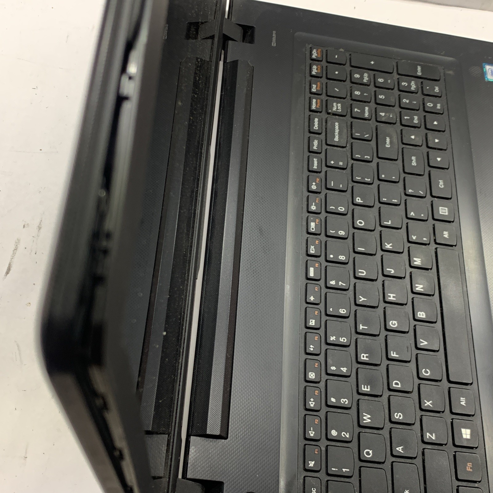 17.3″ LENOVO IDEAPAD 300 CORE i5-6200U@2.3GHz 1TB HDD 8GB RAM Win11