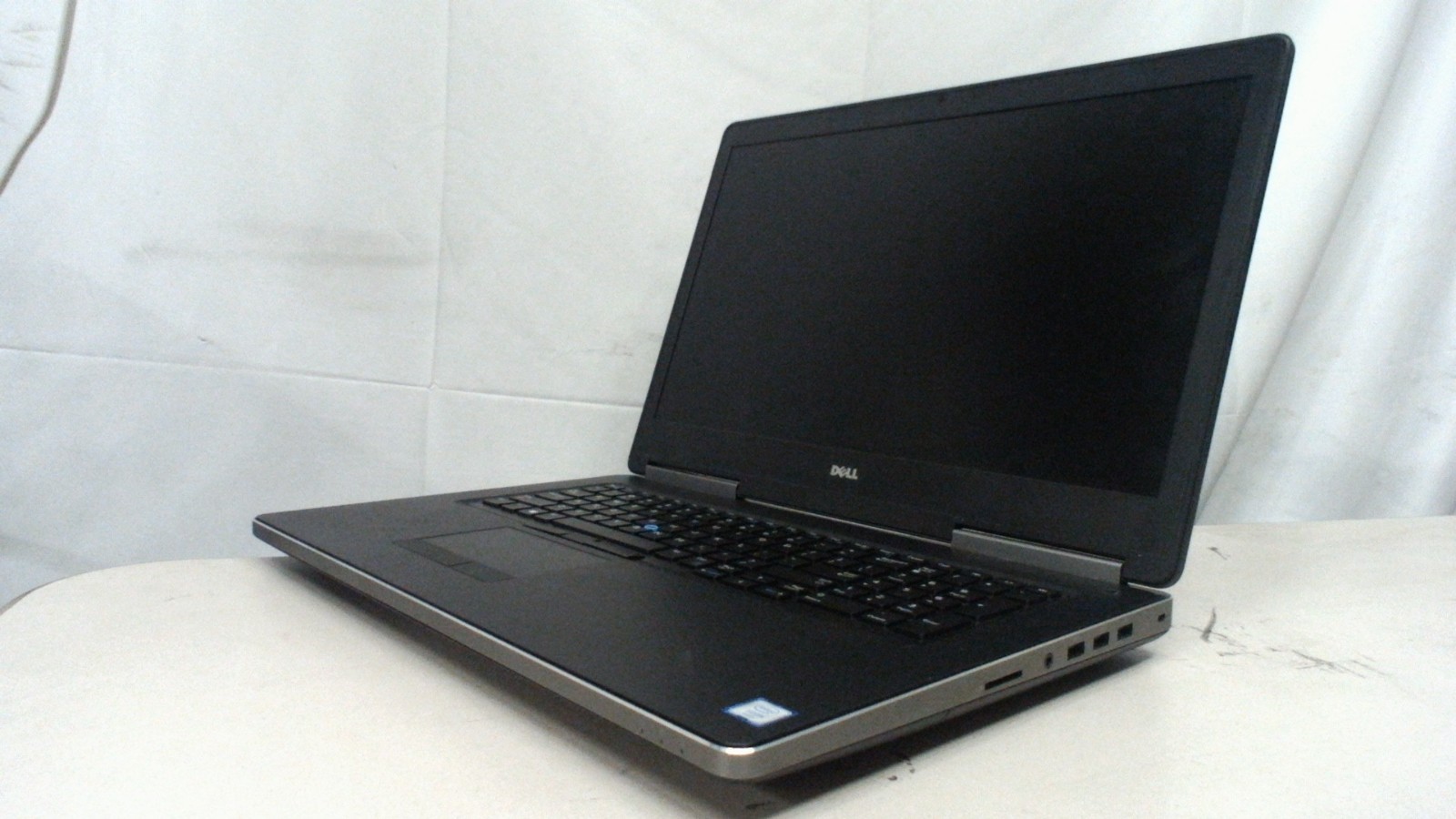 Dell Precision 7720 17.3″ Xeon E-1505M v6 (256+512GB, 32GB RAM)