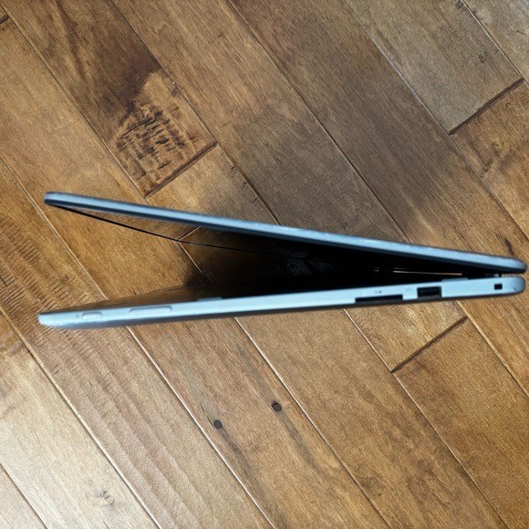 Dell Inspirion 17″ 7000 2 in 1 Laptop in Brushed Silver with Black Keyboard