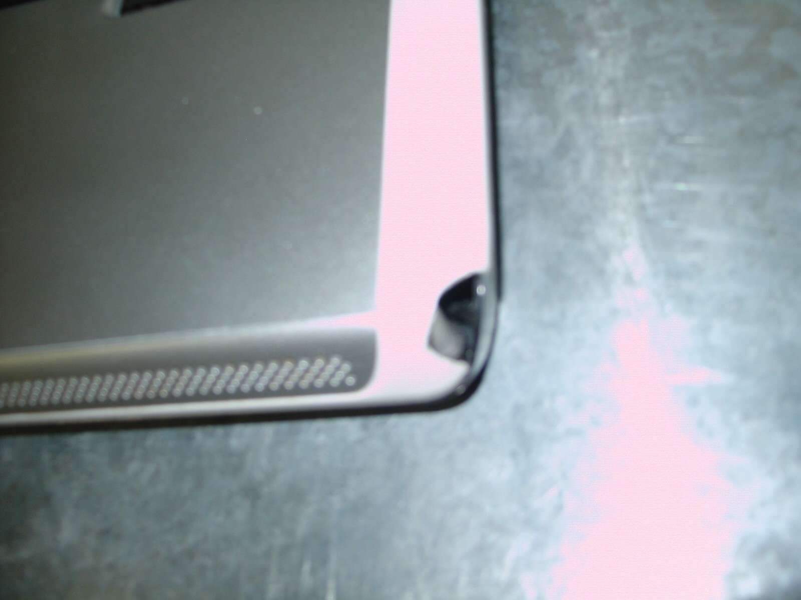 Dell Inspiron 6400 1.66 GHZ Core Duo 2GB Ram/HDD/PS – small line in screen