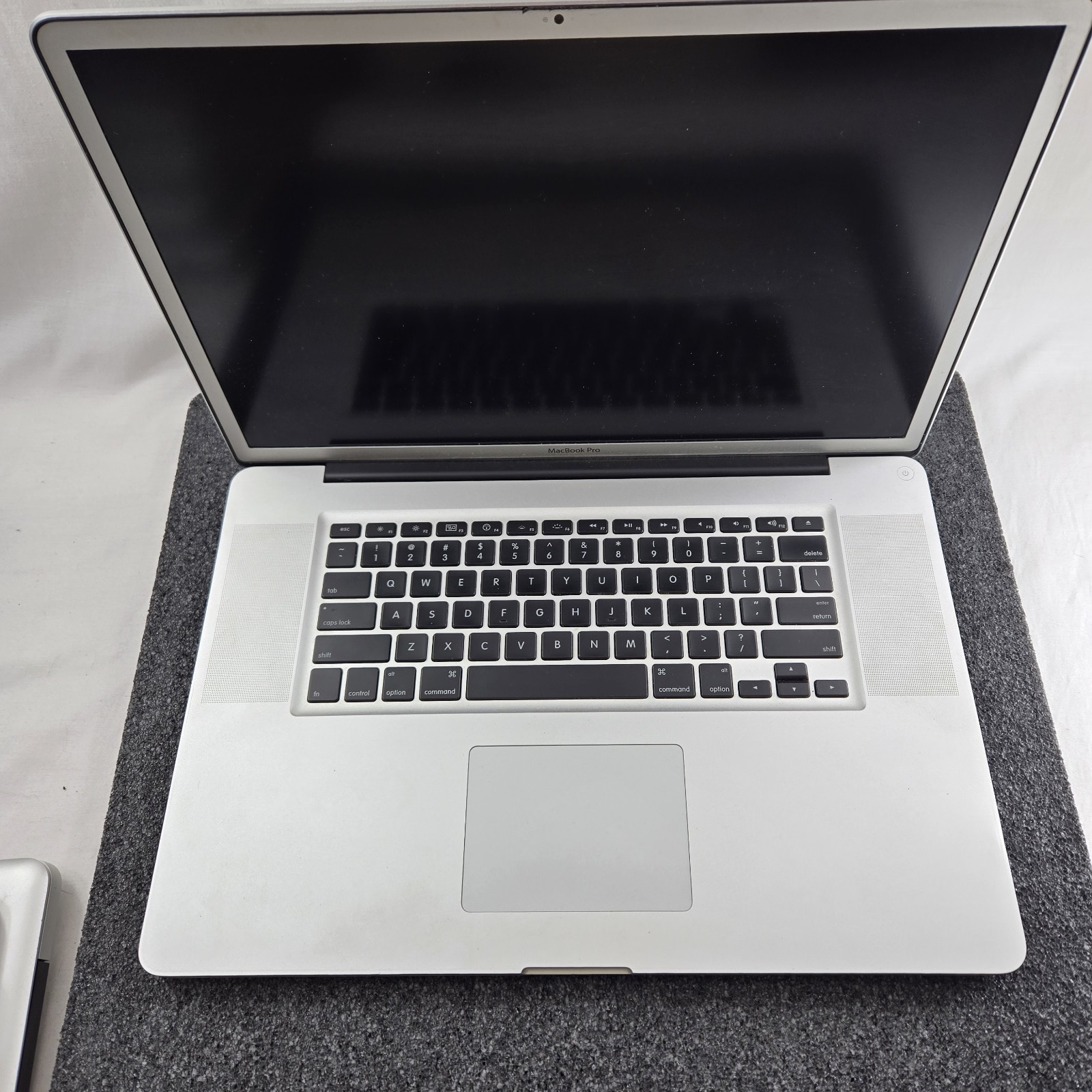 Lot of (5) Apple MacBook Pro A1286 Core 2 Duo – Mixed condition — PARTS
