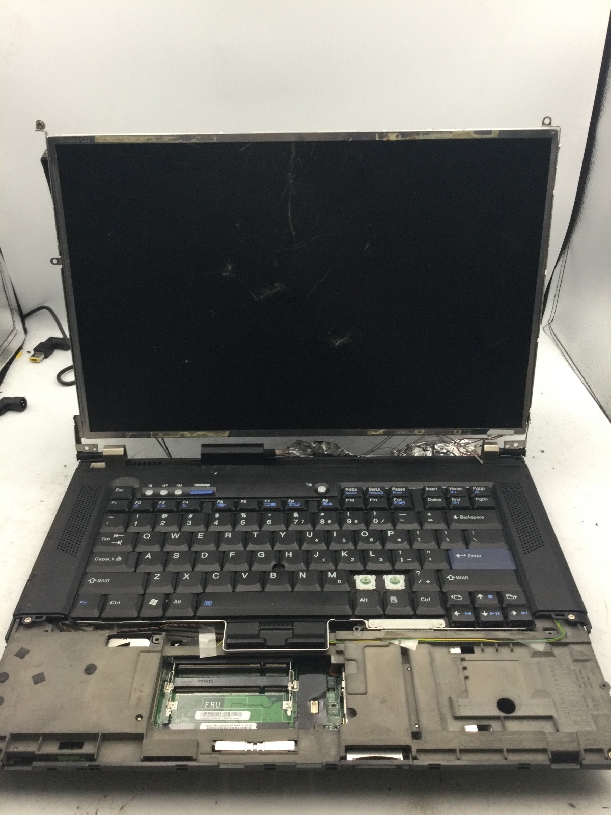 LENOVO THINKPAD R61 – FOR PARTS – DAMAGED SCREEN/LID – READ DESCRIPTION – BB