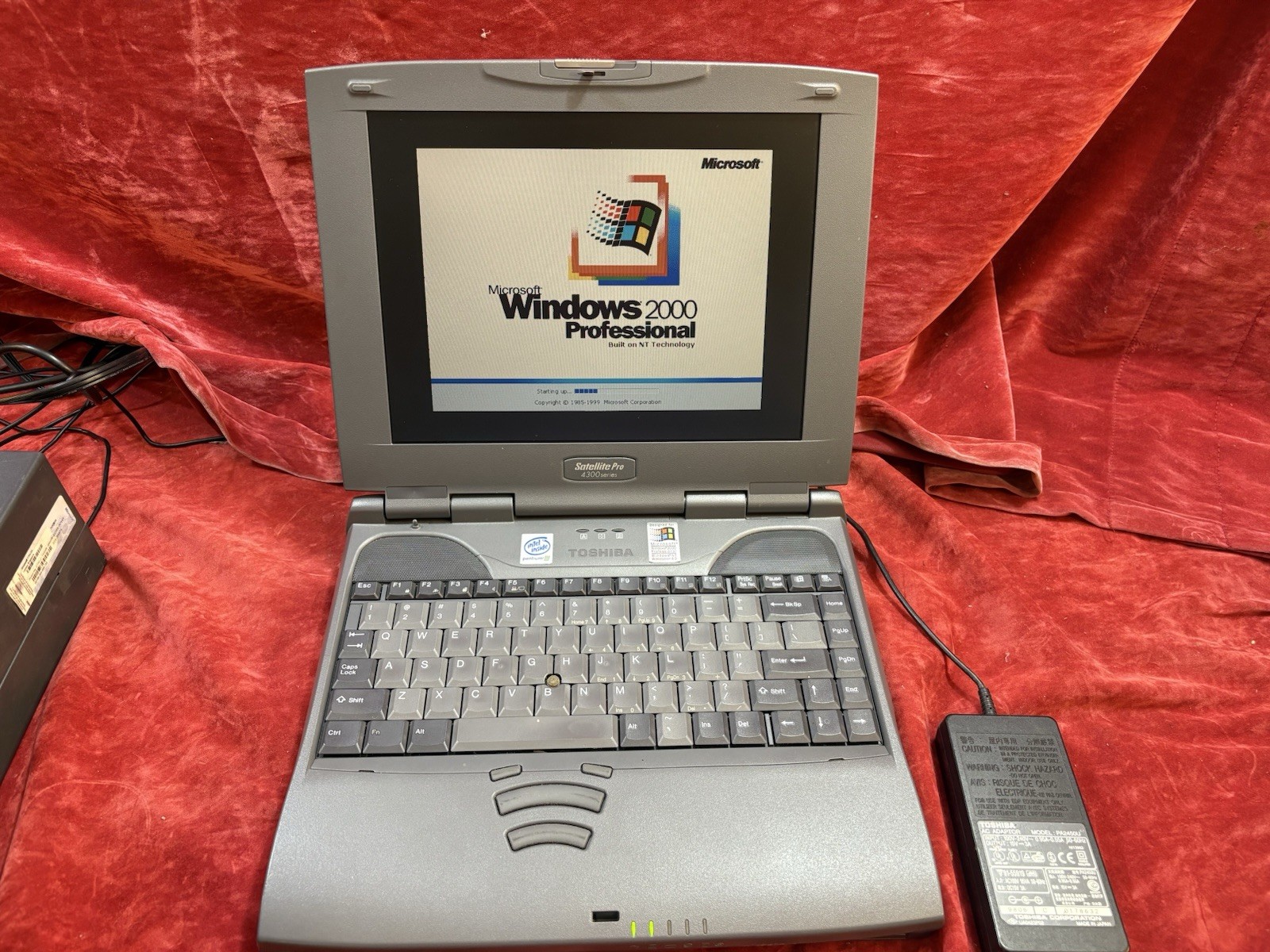Vintage Toshiba Laptop Pentium III 600 128MB Multi-boots Win 2000 NT 4.0 AND 98