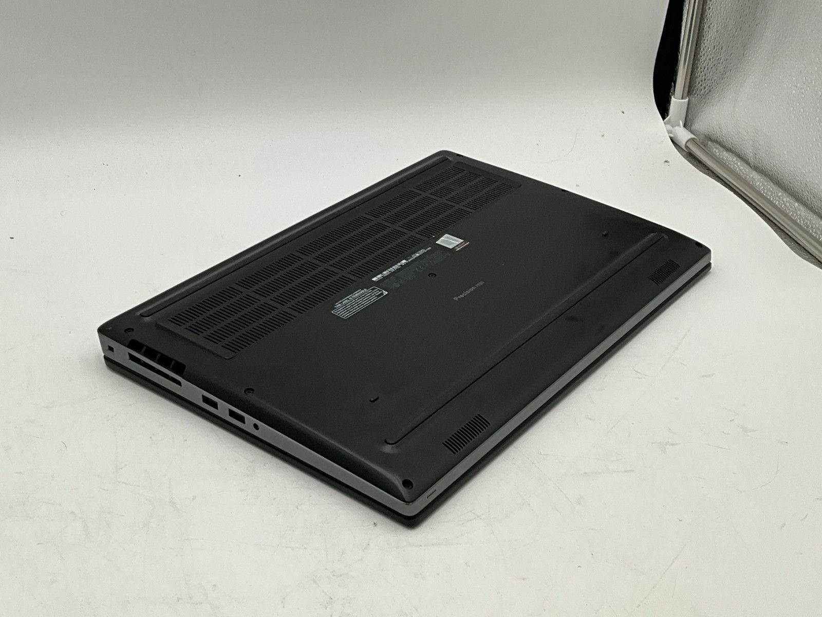 DELL Precision 7530 Xeon(R) E-2186M 32GB 1tb p3200 15.6″ LAPTOP JMDP6S2