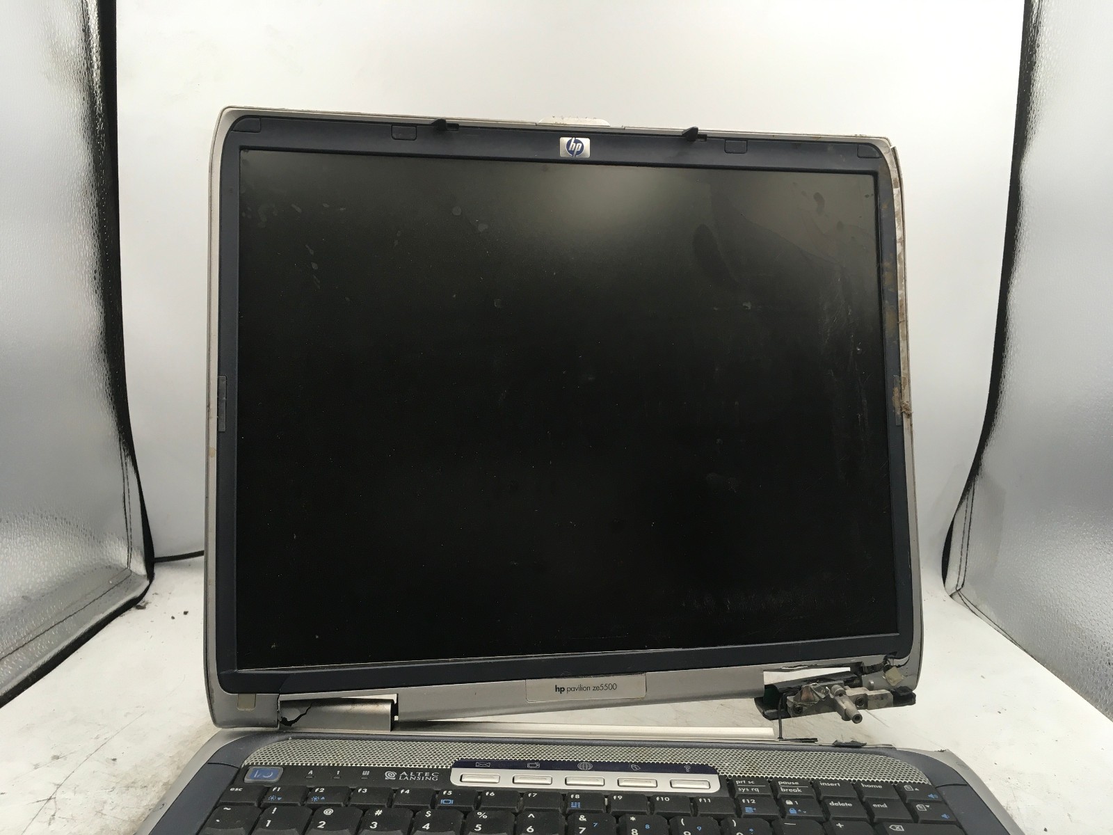 HP PAVILION ZE5500 – FOR PARTS – DAMAGED CASE – INTEL PENTIUM 4 – NO RAM-READ-BB