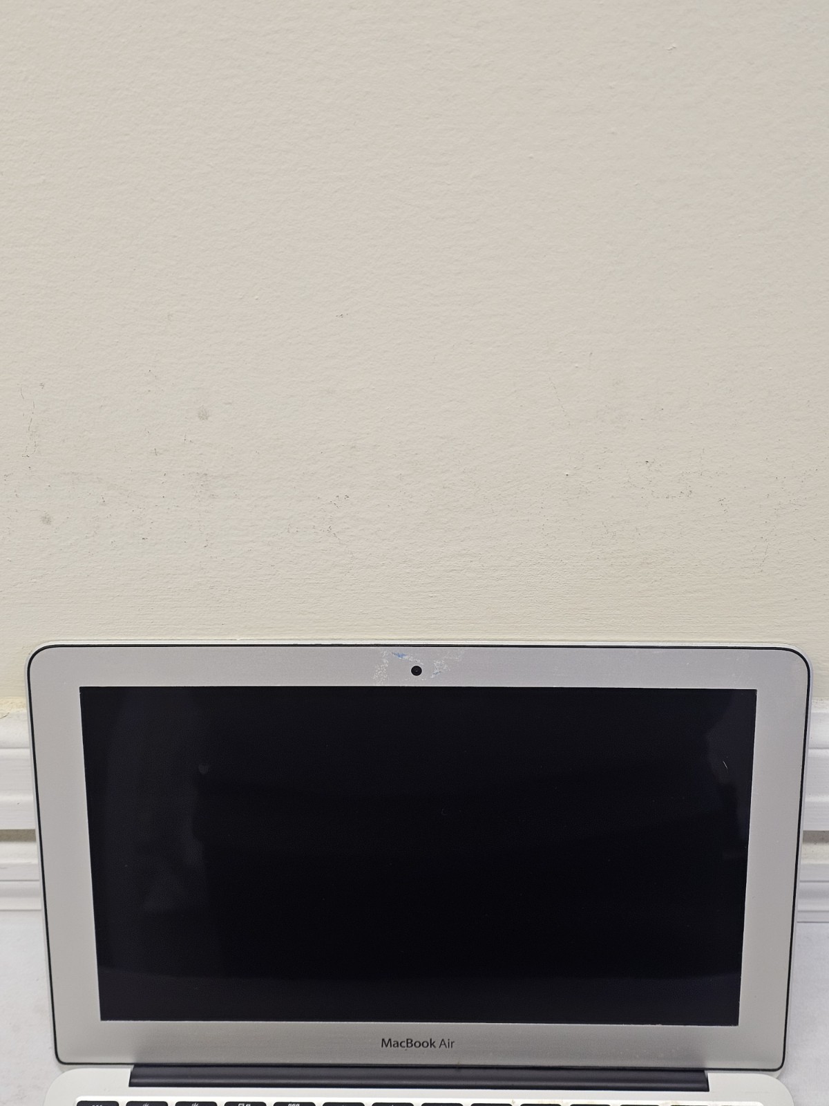 Apple MacBook Air A1465 2013 Laptop – i5-4250u – 4GB RAM – 128GB SSD- NO OS READ