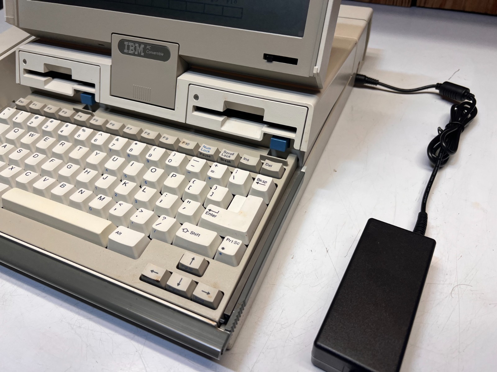 1986 IBM 5140 PC Convertible Portable Laptop with Power Supply