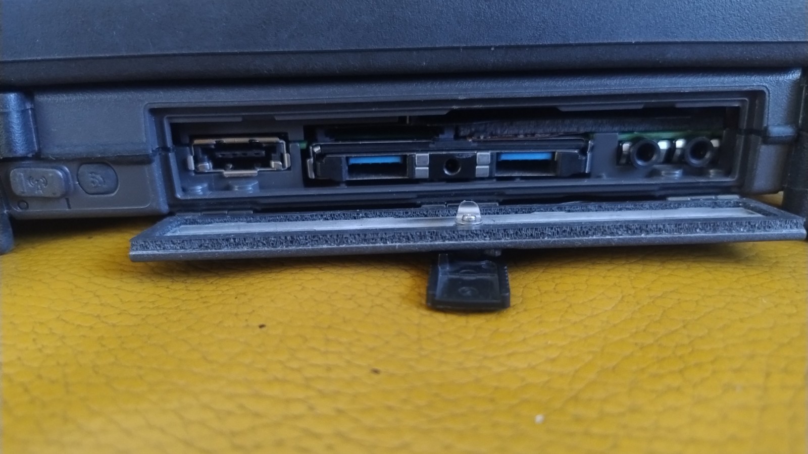DELL LATITUDE XT2 XFR Touch Notebook Laptop Tablet GPS 5GB SSD Accessories RARE