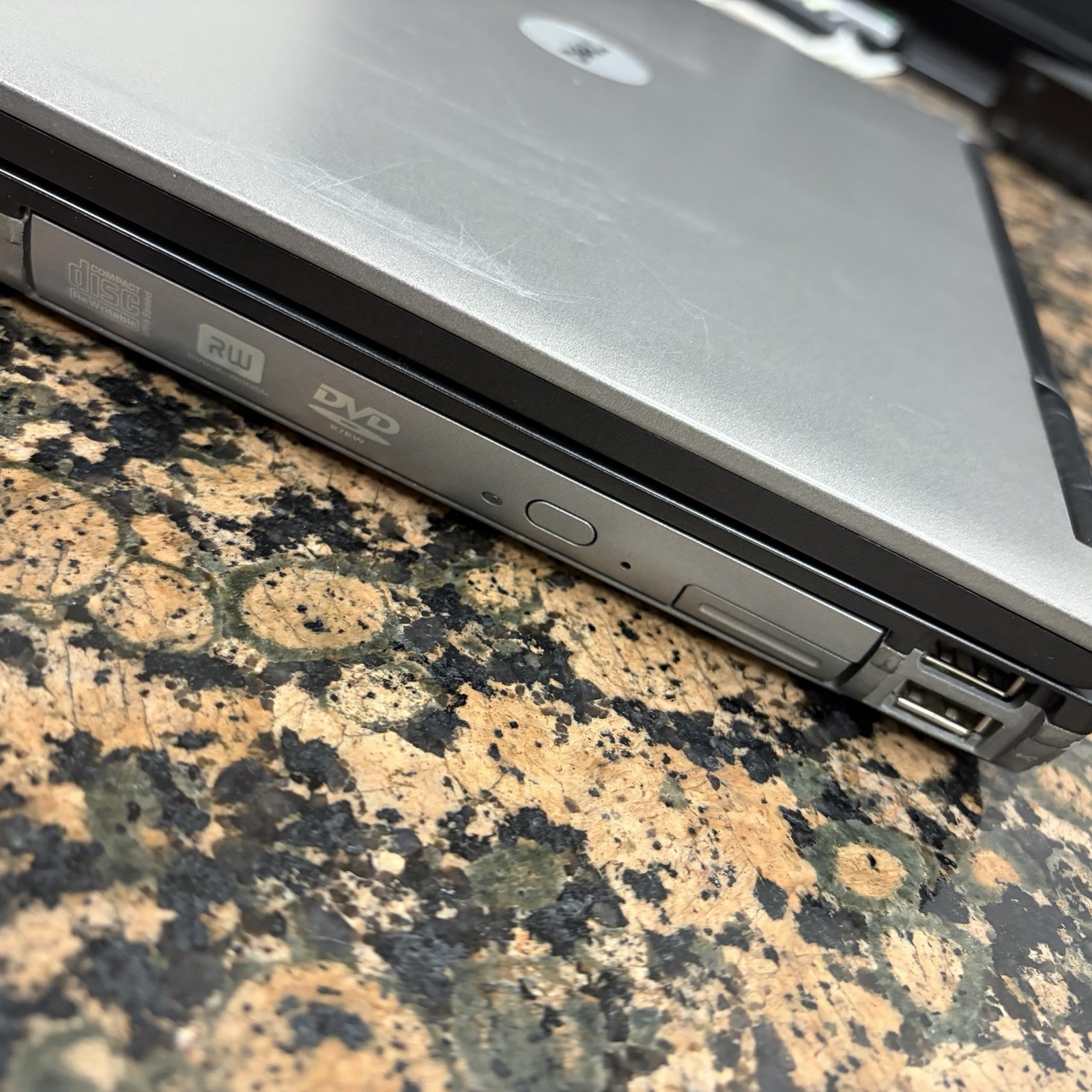 Dell Latitude D630 Fresh Load XP Pro T7250 SP3 RS232 DVD 2GB 150GB RW DVD