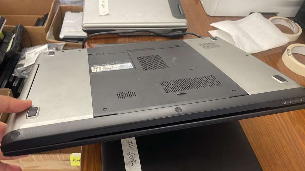Dell Vostro 3750 17.3″ Intel Core i5-2450M 2.50GHz 8GB RAM NO HDD Boots to Bios