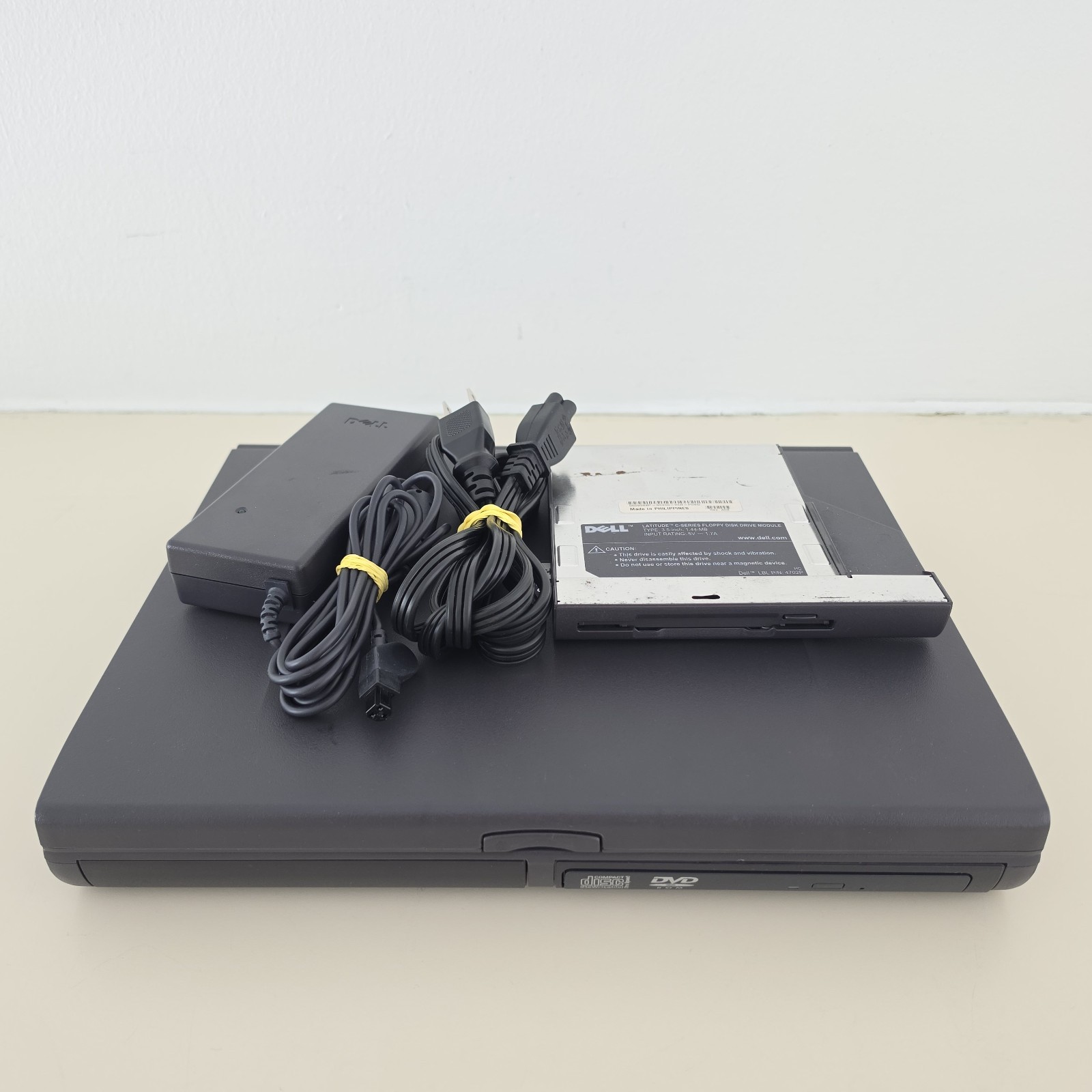 RETRO 14.1″ VINTAGE DELL Latitude CPt C4000GT Laptop – 64MB RAM – 4.86GB HDD
