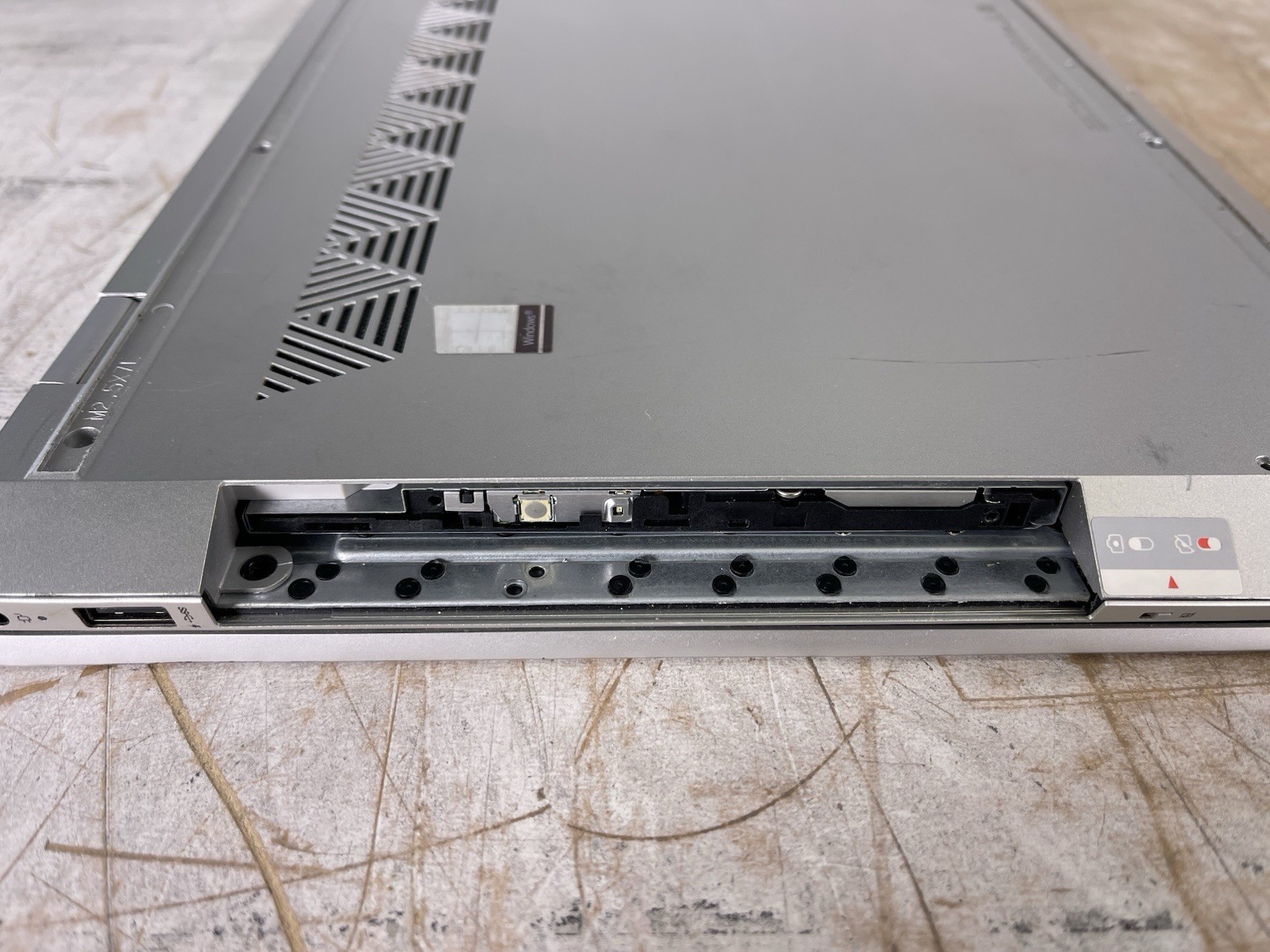 HP ENVY 17T-CE100 i7-10510U @ 1.80 GHz, 16GB RAM, NO HDD/OS – (FOR PARTS)
