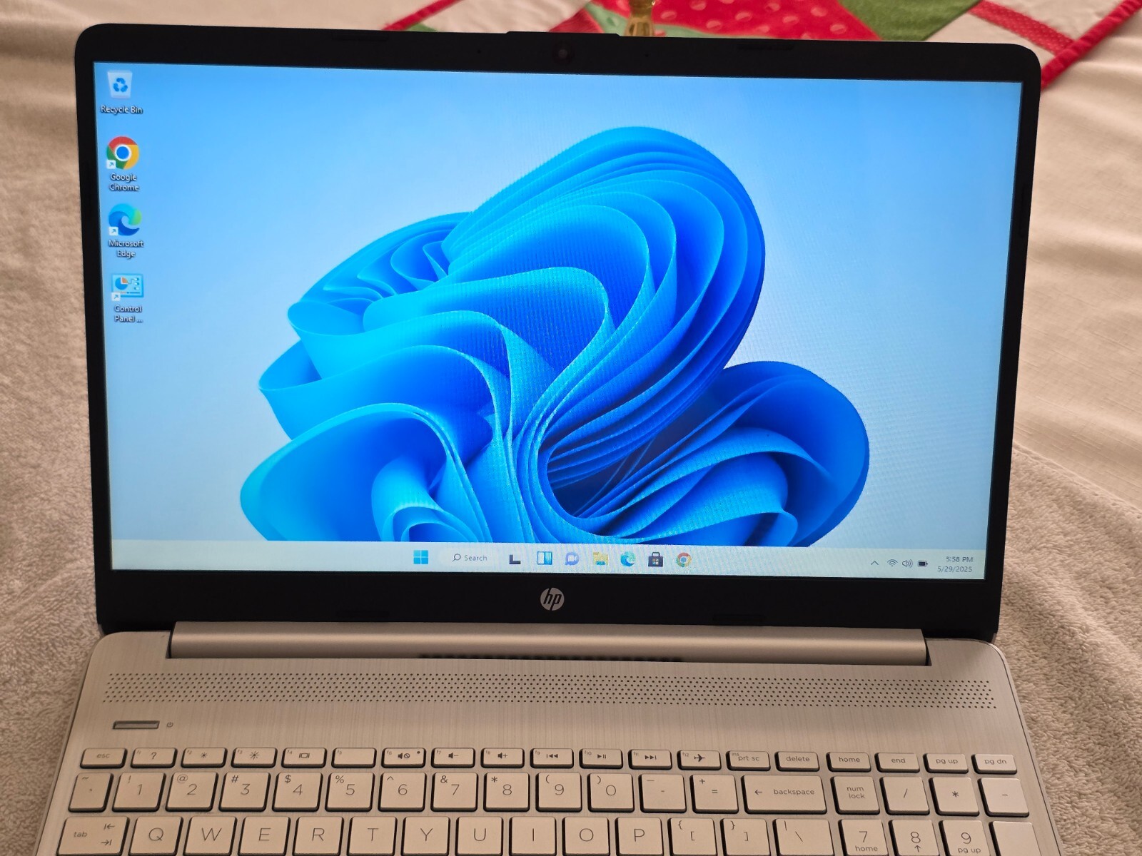 HP 15-ef1040nr/AMD Athlon Gold 3150U@2.4 GHz/256 GB M.2 SSD/16GB RAM/Win 11 PRo