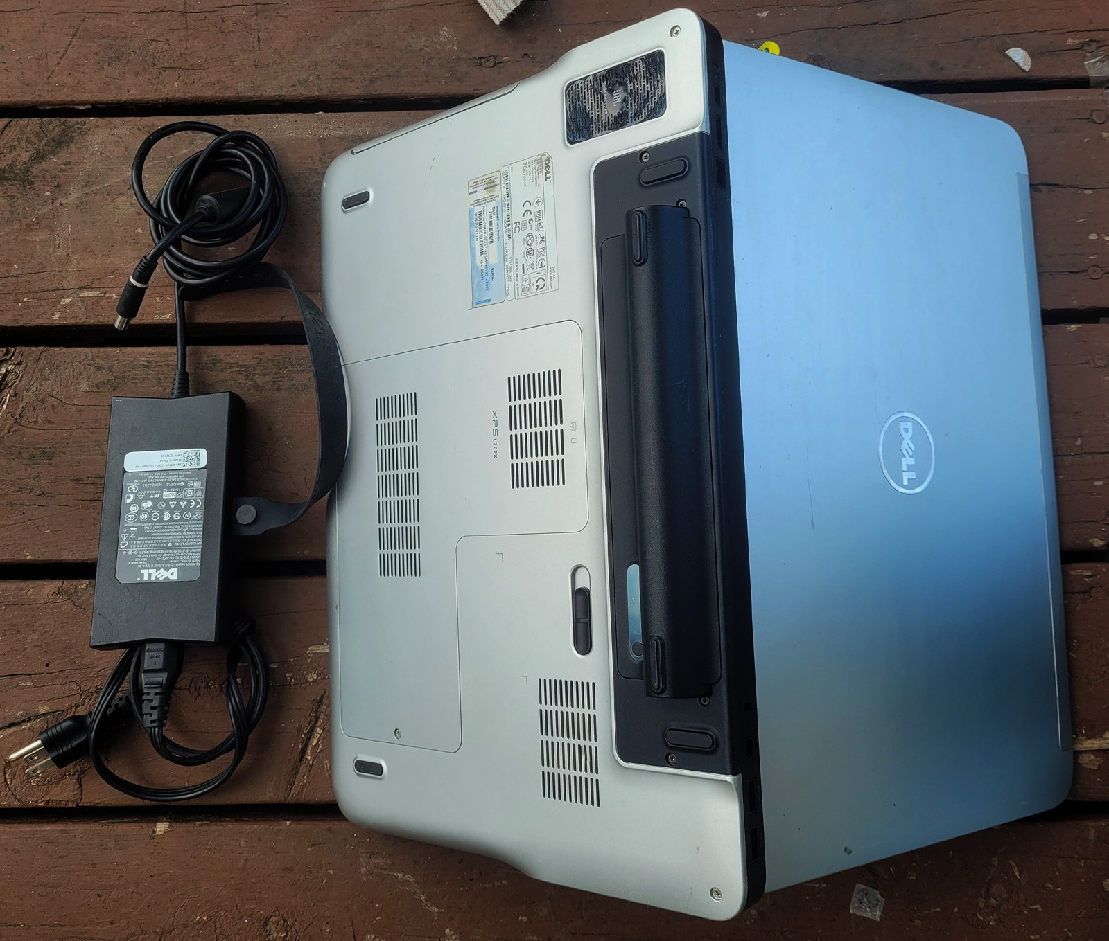 Dell XPS L702X 17″ Intel i5-2430M 2.4GHz 6 GB 750GB GeForce GT 550M – NO OS