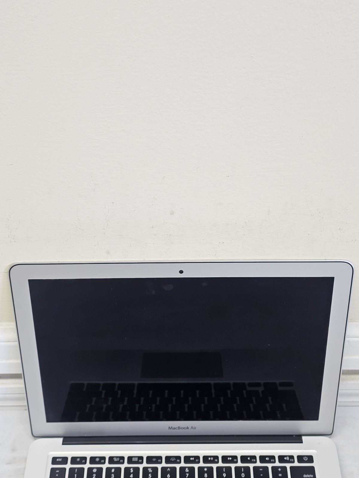 Apple MacBook Air A1466 Laptop – i5-4250u – 4GB RAM – 128GB SSD – NO OS – READ