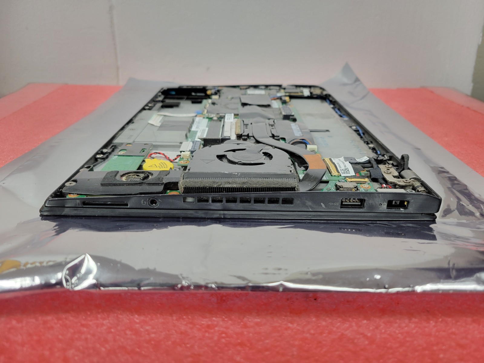 Lenovo ThinkPad T470S 14″ i5-7300U 4GB RAM *NO HDD/OS/COVER/BATT/AS IS* | LP521