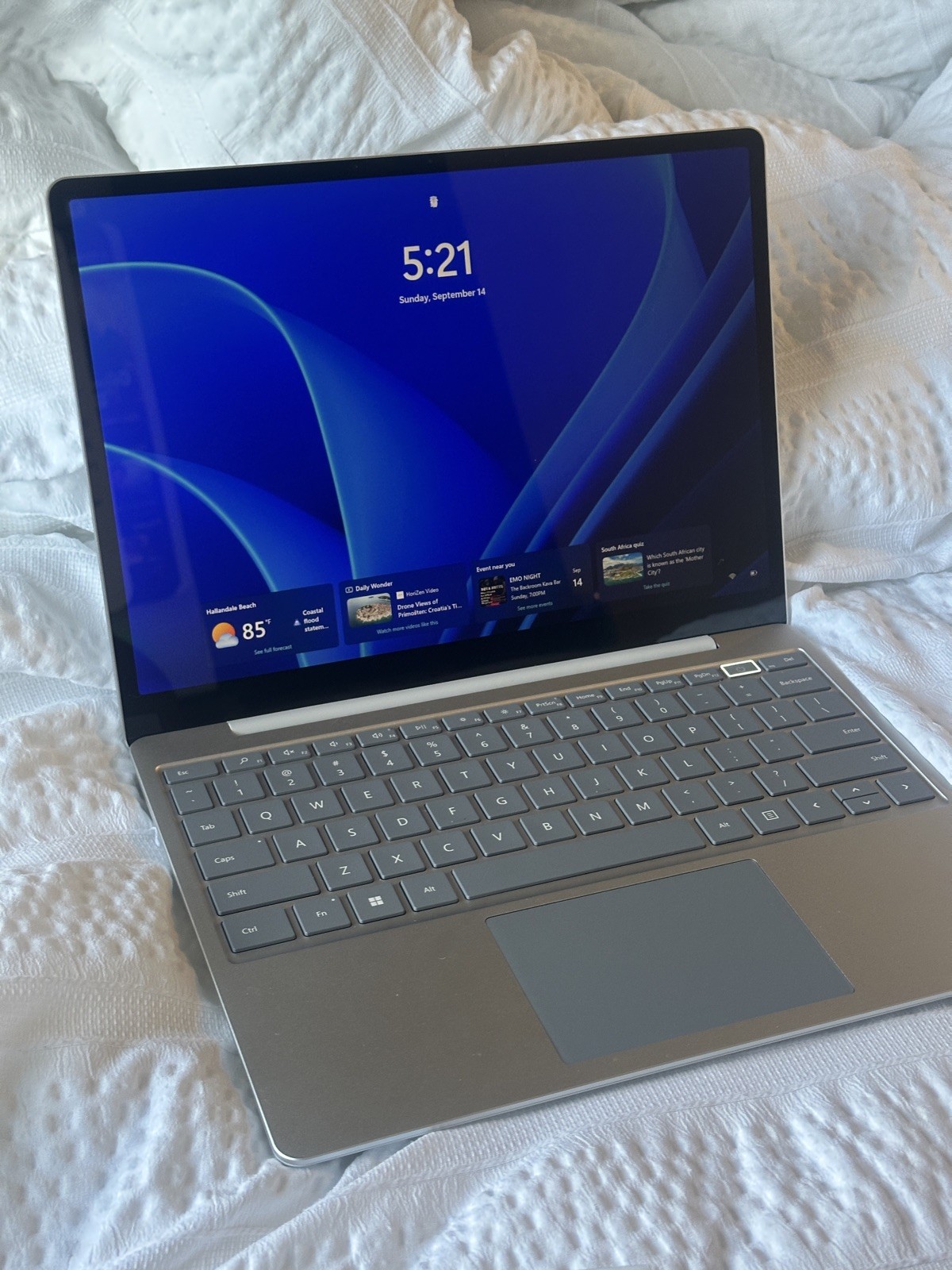 Microsoft Surface Laptop Go 3 12.4″ (256GB SSD, Intel Core i5 12th Gen., 4.40…