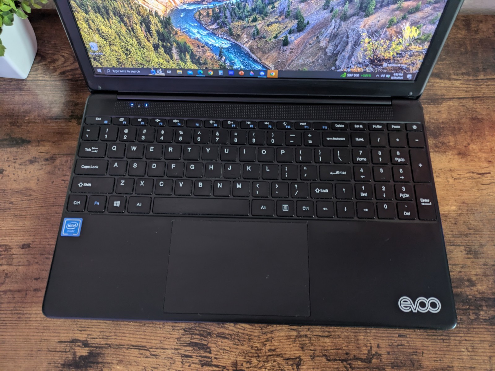 evoo evc156-2 Laptop Intel Core i7-7560U processor, 8GB of RAM, and a 256GB SSD