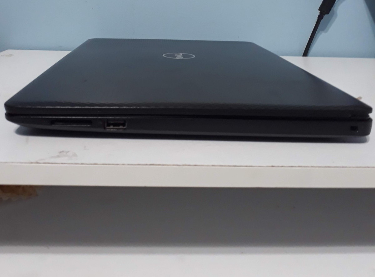 Dell Inspiron 3493 8gb RAM, 256GB NVMe, i5-1035G1 (WORKING) minor scuffs.