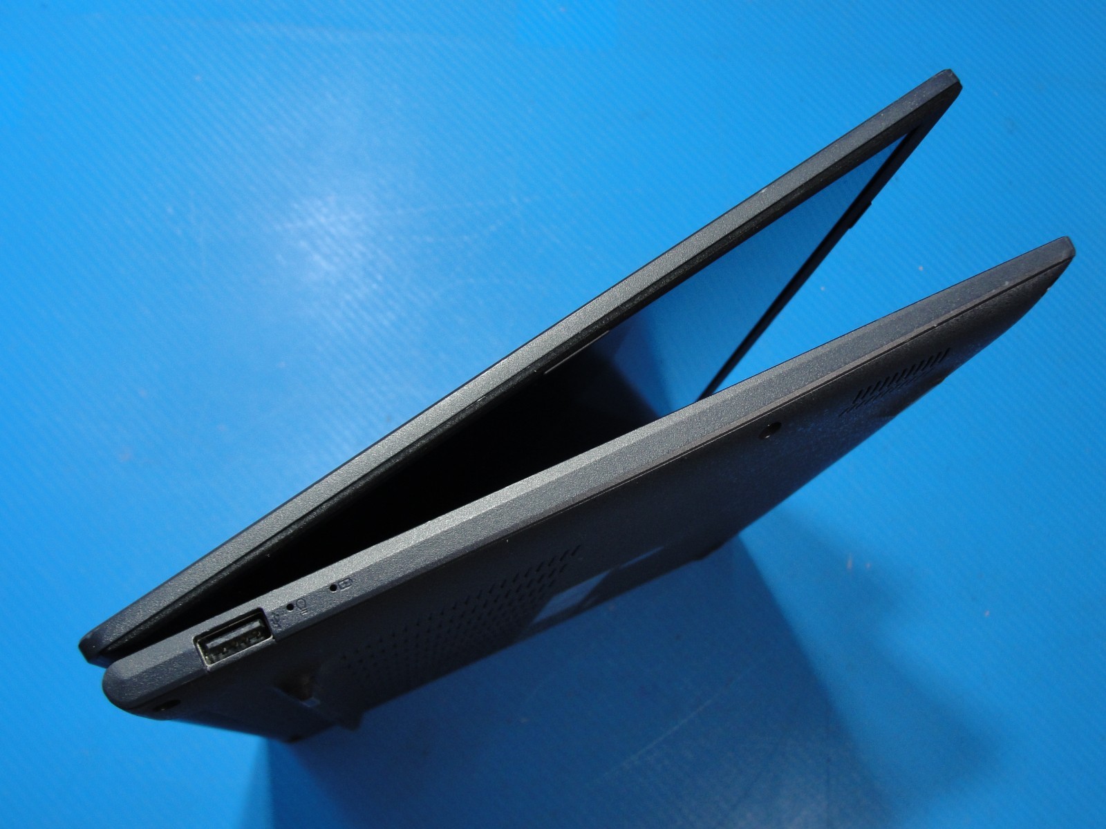 ASUS VivoBook X1404ZA 14″ i3-1215U 8GB 128GB SSD FHD Laptop Win 11 Home