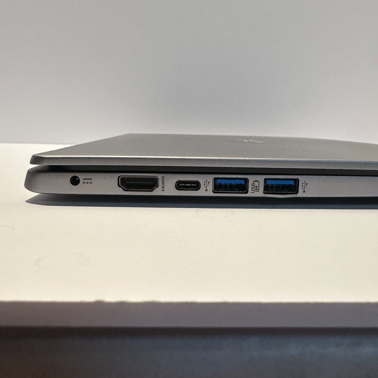 Acer Swift 1 Model: 20H2. SF114-34-P8JE Windows Laptop Parts or Rebuild. READ